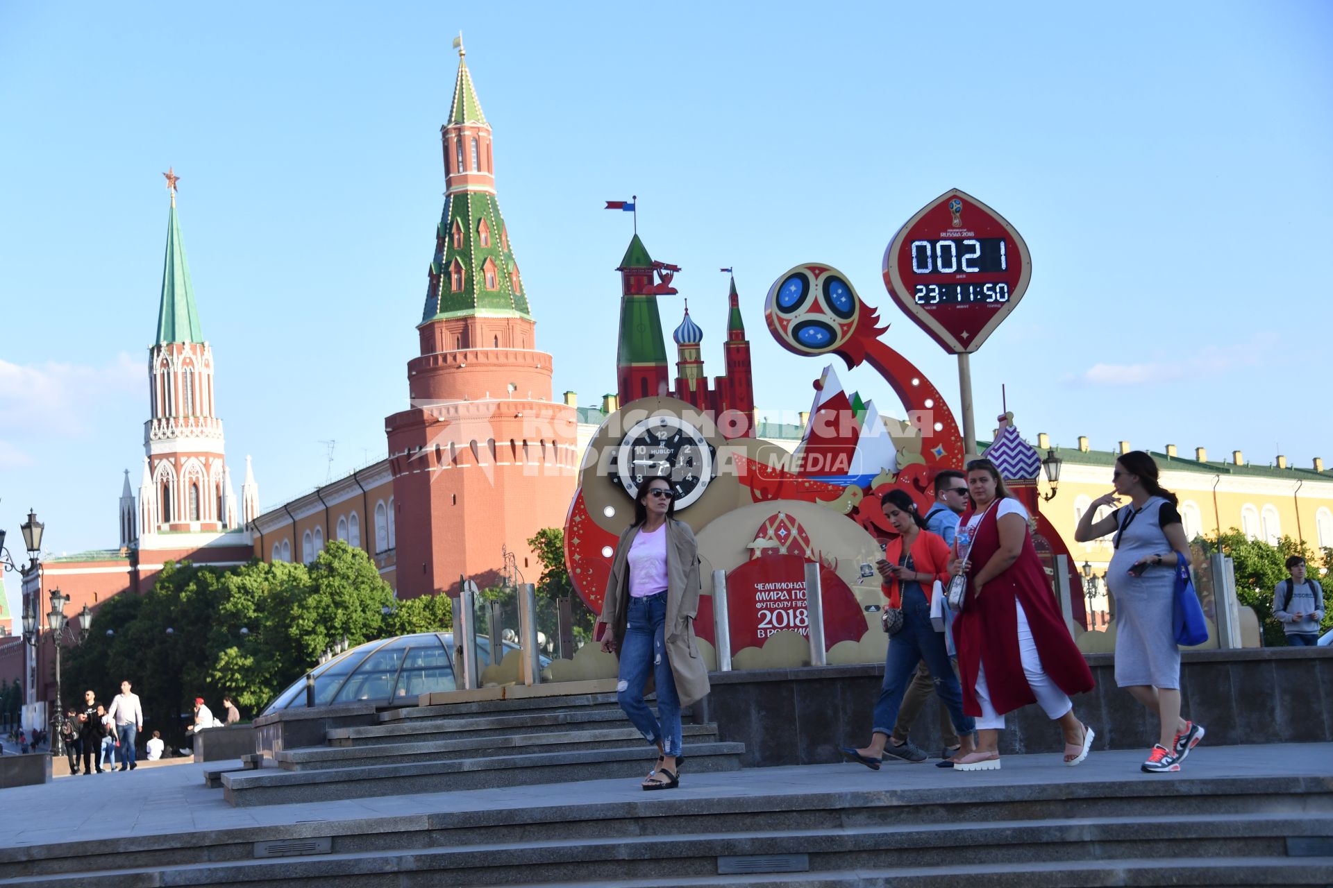 Москва.  Часы обратного отсчета до чемпионата мира-2018 на Манежной площади.