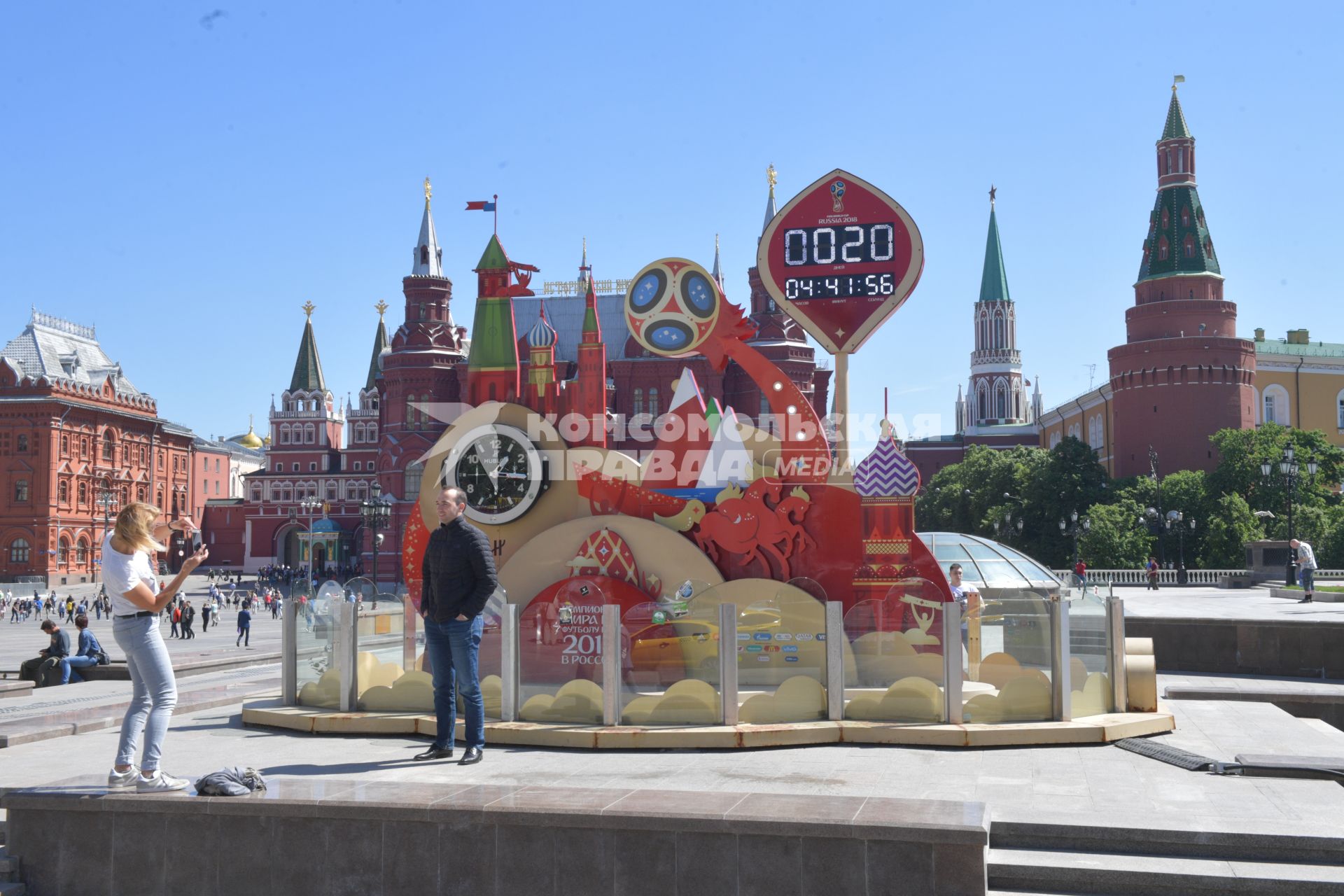 Москва. Туристы фотографируются у часов обратного отсчета до начала чемпионата мира по футболу 2018 на Манежной площади.