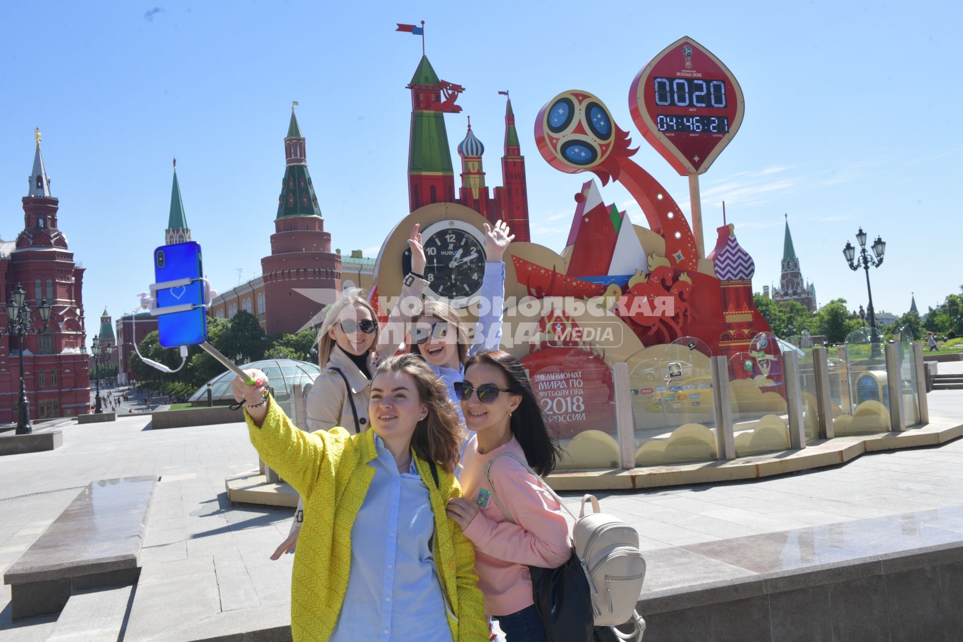 Москва. Туристы фотографируются у часов обратного отсчета до начала чемпионата мира по футболу 2018 на Манежной площади.