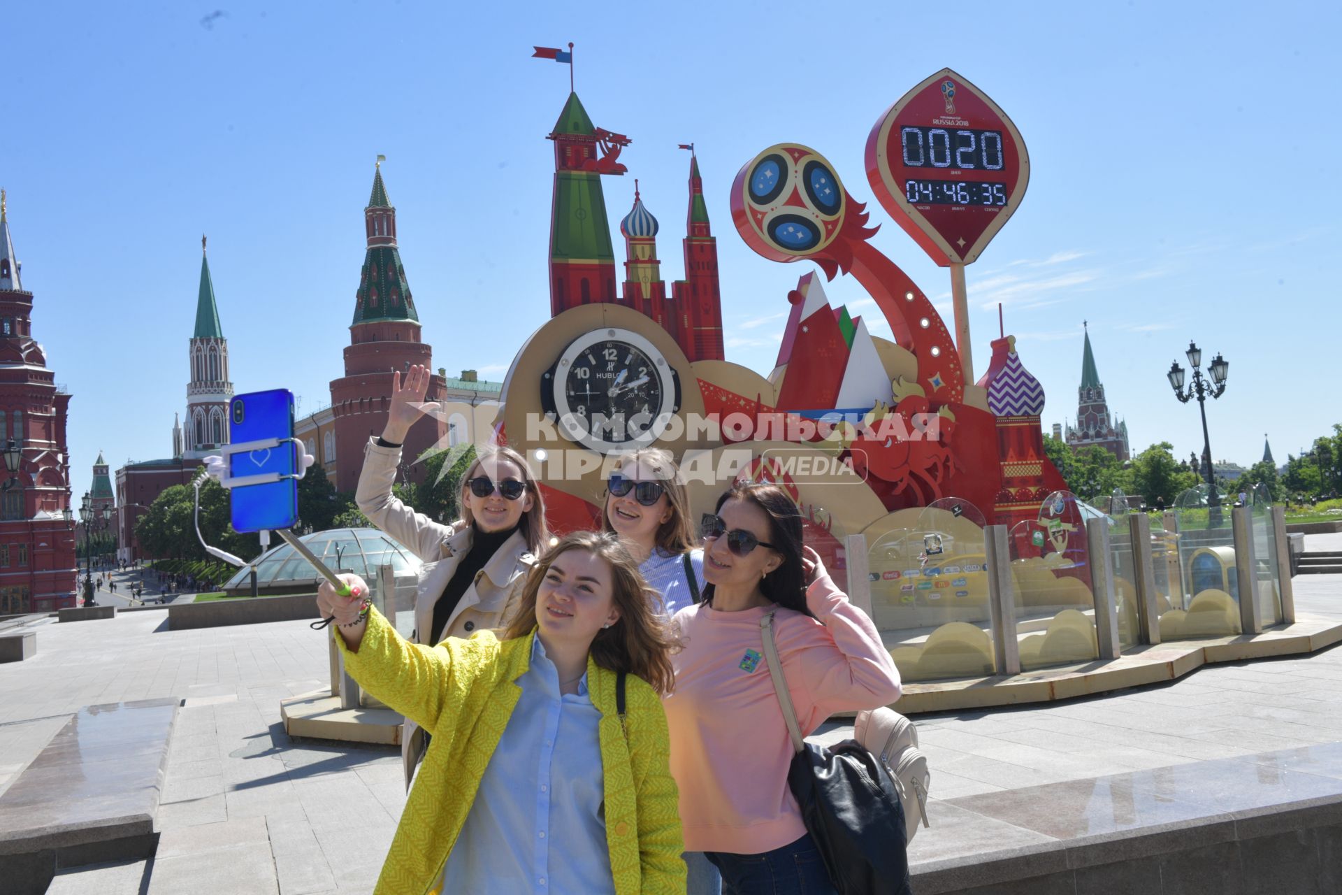 Москва. Туристы фотографируются у часов обратного отсчета до начала чемпионата мира по футболу 2018 на Манежной площади.