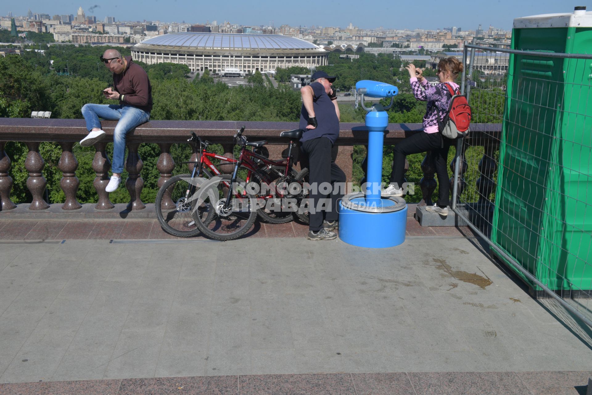 Москва. Туристы на смотровой площадке Воробьевых гор.