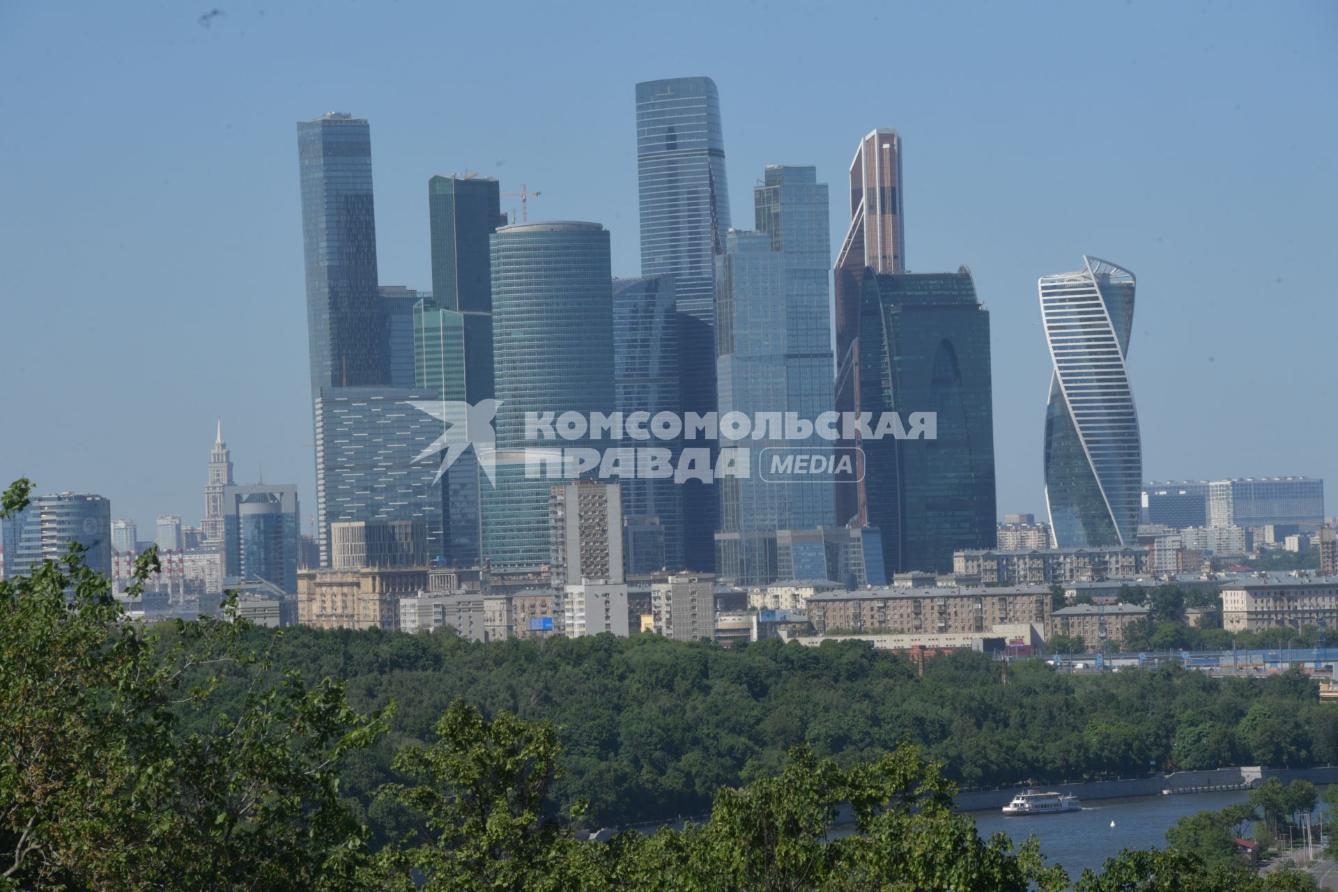 Москва. Вид на небоскребы делового центра `Москва-Сити`.