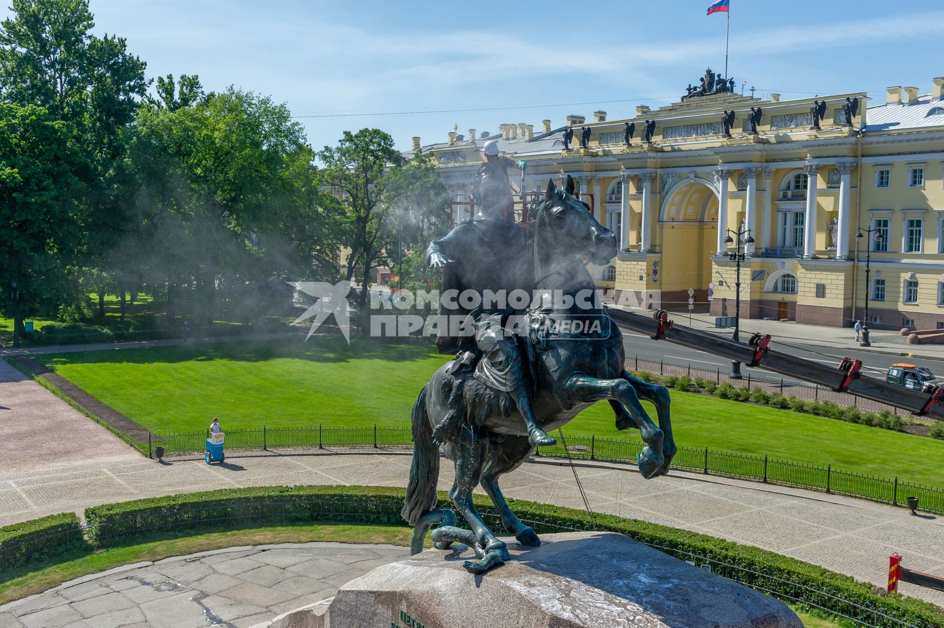 Санкт-Петербург. Работник музея Городской скульптуры моют памятник Петру I `Медный всадник` на Сенатской площади.