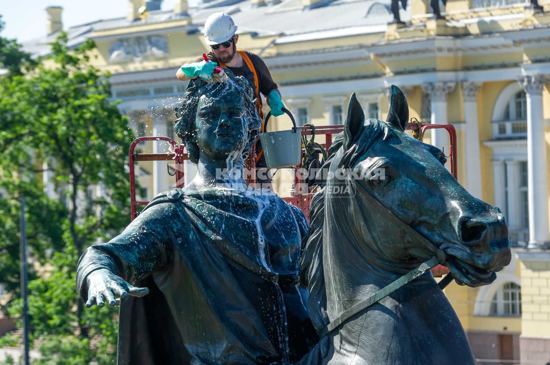 Санкт-Петербург. Работник музея Городской скульптуры моет памятник Петру I `Медный всадник` на Сенатской площади.