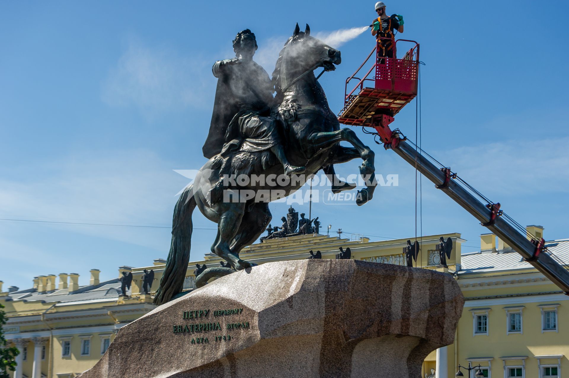 Санкт-Петербург. Работник музея Городской скульптуры моет памятник Петру I `Медный всадник` на Сенатской площади.