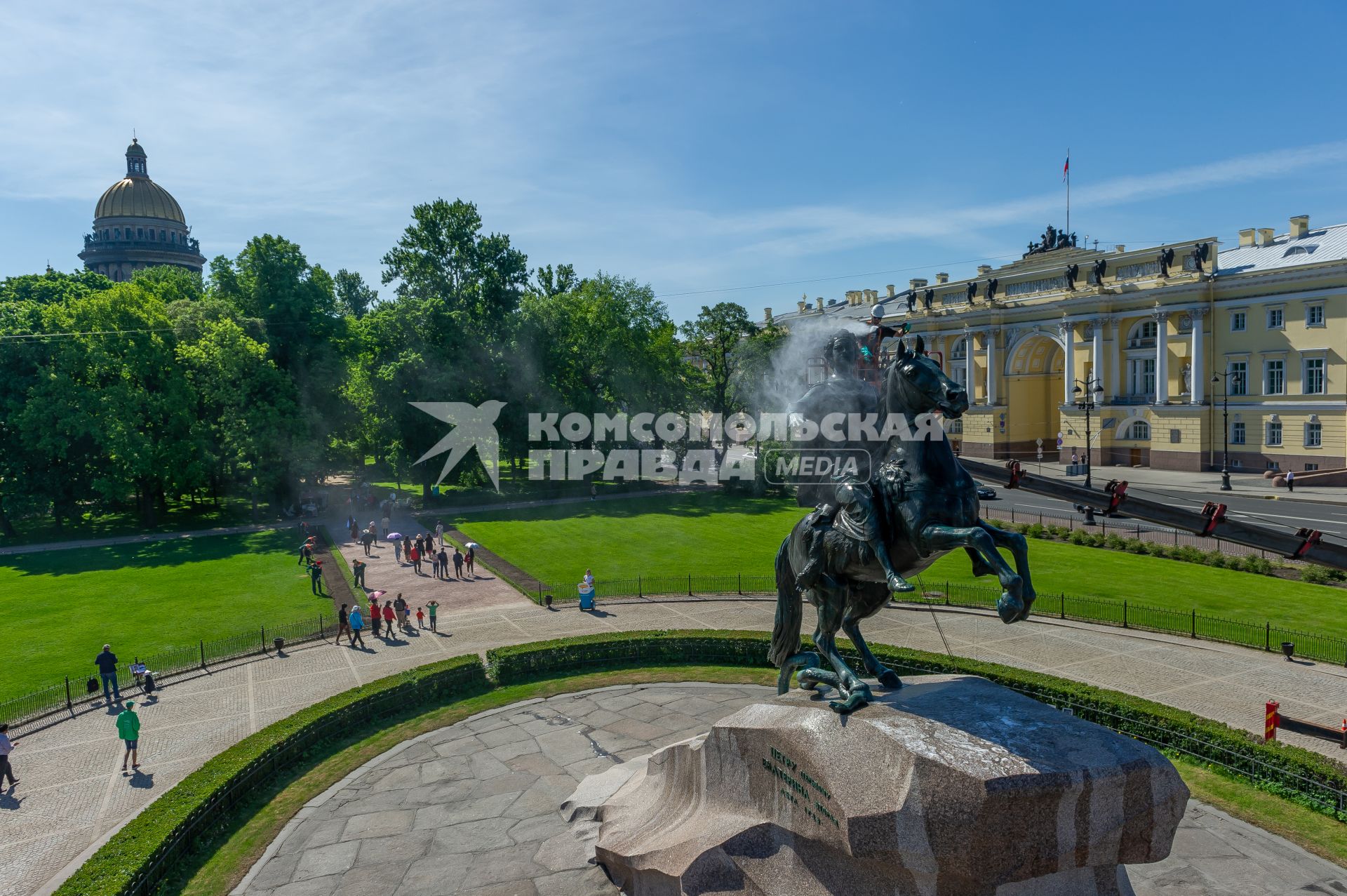 Санкт-Петербург. Работник музея Городской скульптуры моют памятник Петру I `Медный всадник` на Сенатской площади.