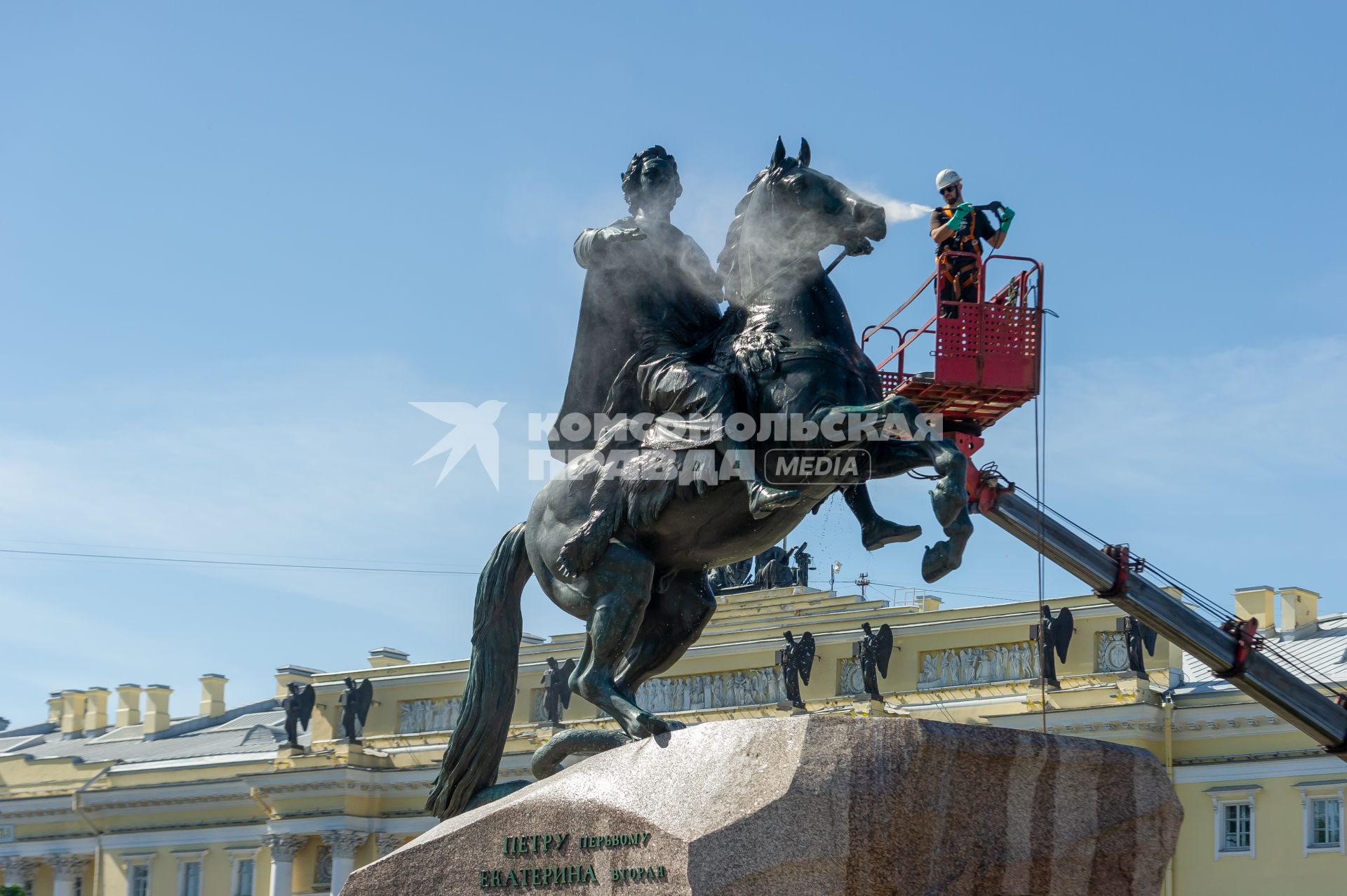 Санкт-Петербург. Работник музея Городской скульптуры моет памятник Петру I `Медный всадник` на Сенатской площади.