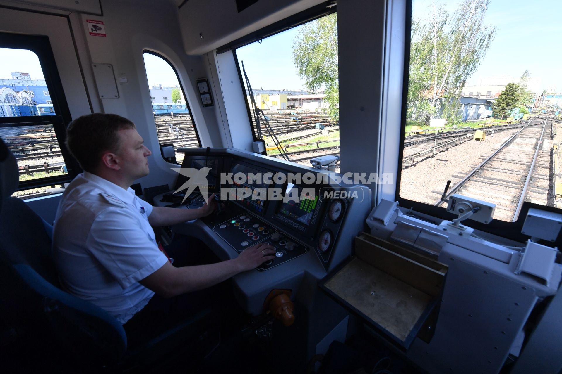 Москва. Машинист в кабине электропоезда метрополитена.