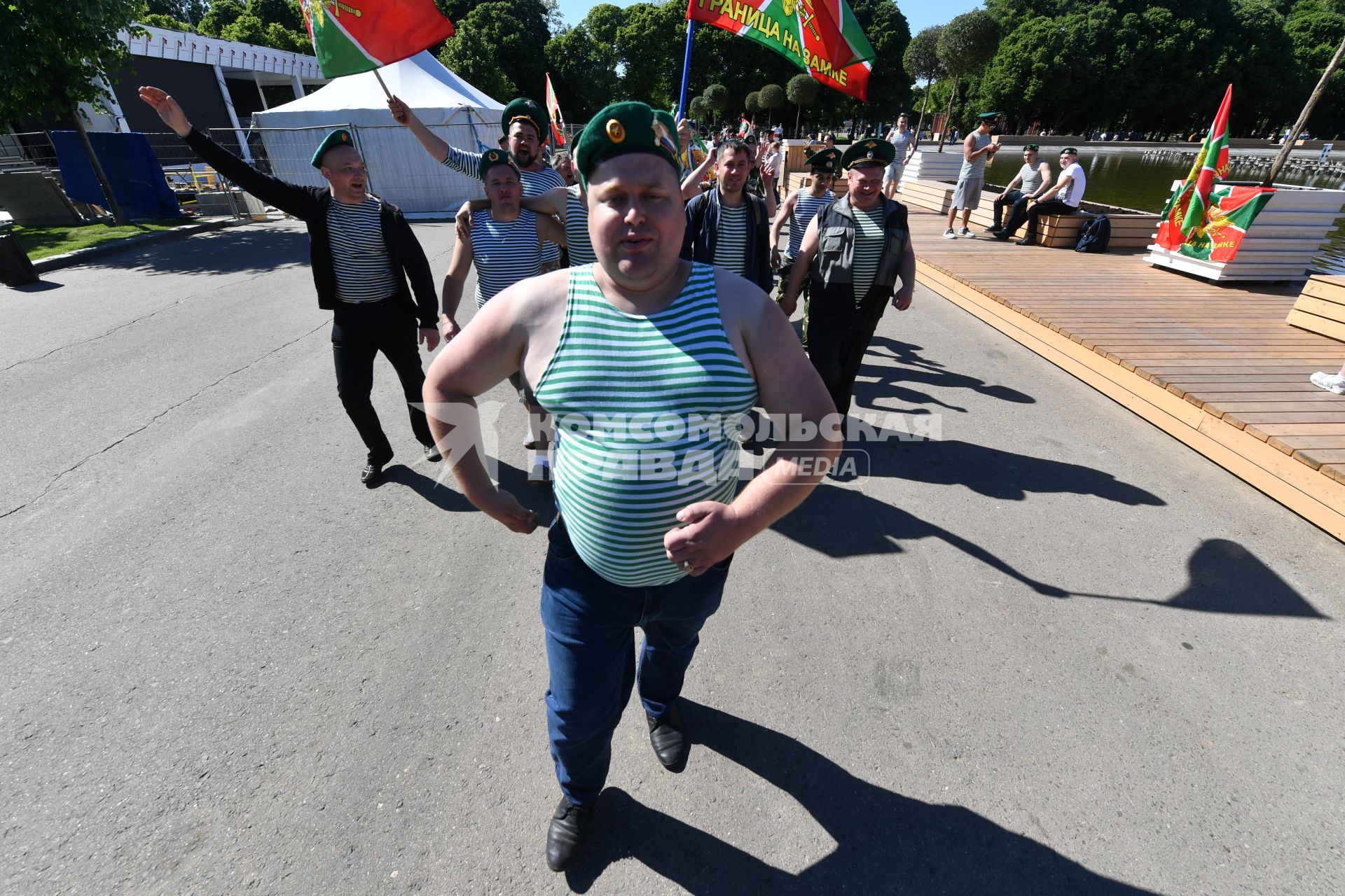 Москва.  Пограничники в запасе во время празднования Дня пограничника в  Парке Горького.