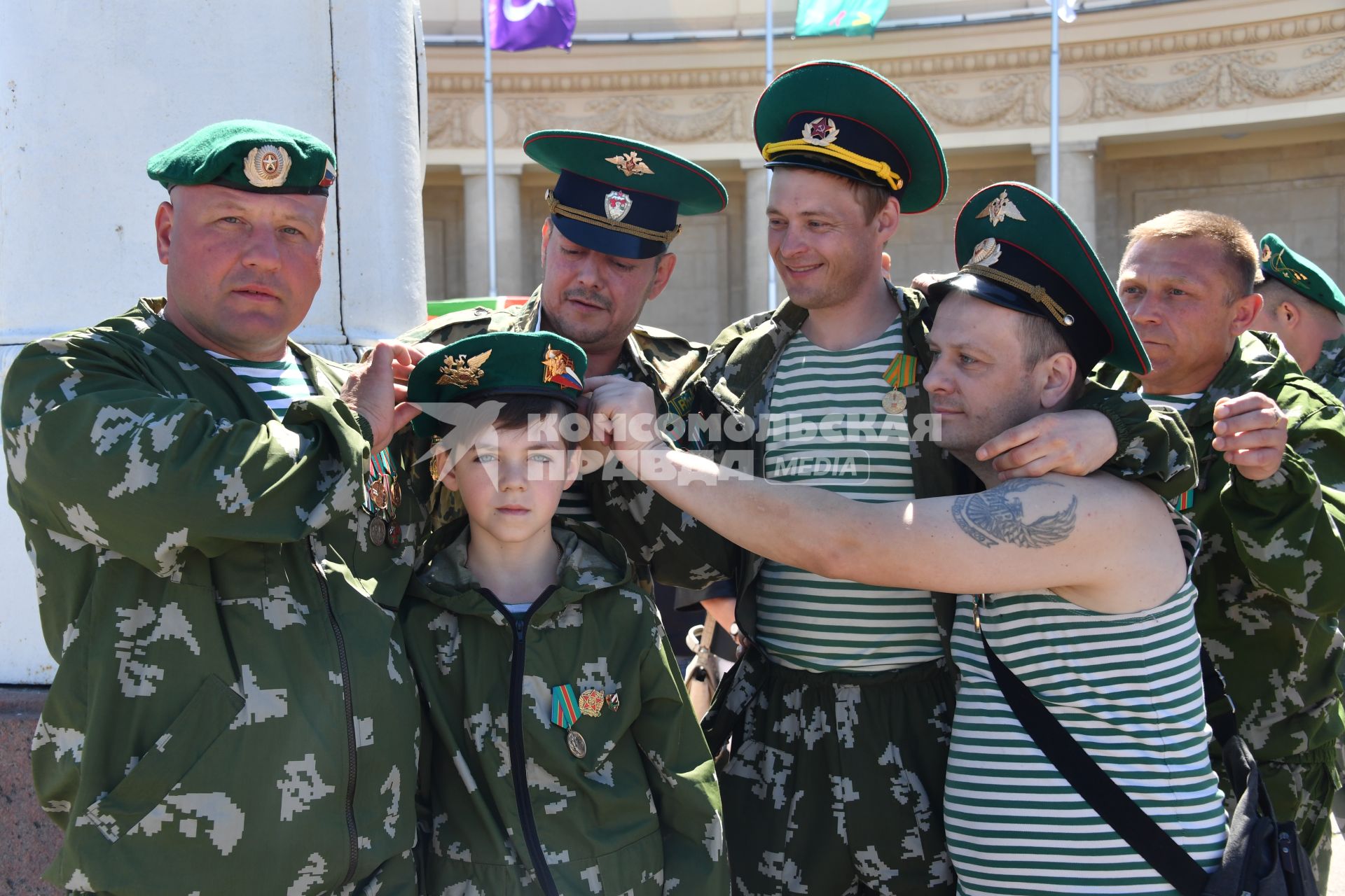 Москва.  Пограничники в запасе во время празднования Дня пограничника в  Парке Горького.