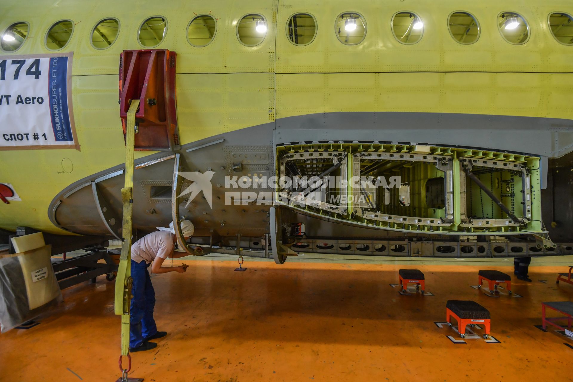 Комсомольск-на-Амуре. Самолет Сухой Суперджет (Sukhoi Superjet-100)  в сборочном цехе филиала ПАО `Компания `Сухой`КнААЗ имени Ю.А.Гагарина.