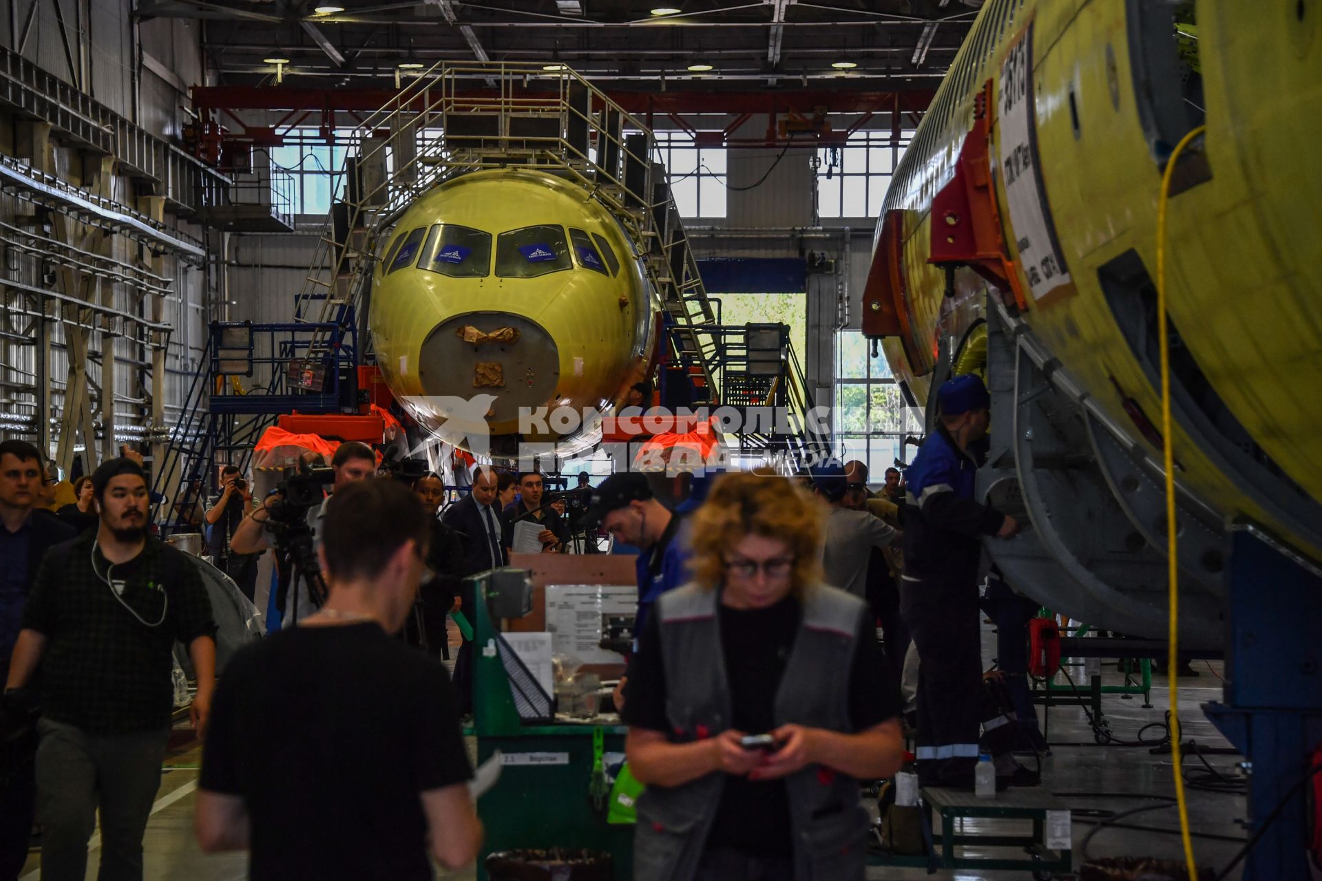 Комсомольск-на-Амуре. Самолет Сухой Суперджет (Sukhoi Superjet-100)  в сборочном цехе филиала ПАО `Компания `Сухой`КнААЗ имени Ю.А.Гагарина.