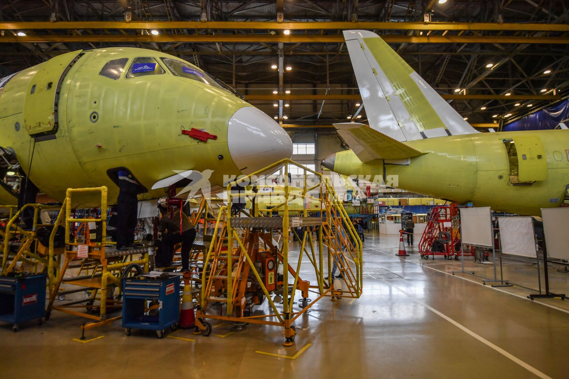 Комсомольск-на-Амуре. Самолет Сухой Суперджет (Sukhoi Superjet-100)  в сборочном цехе филиала ПАО `Компания `Сухой`КнААЗ имени Ю.А.Гагарина.