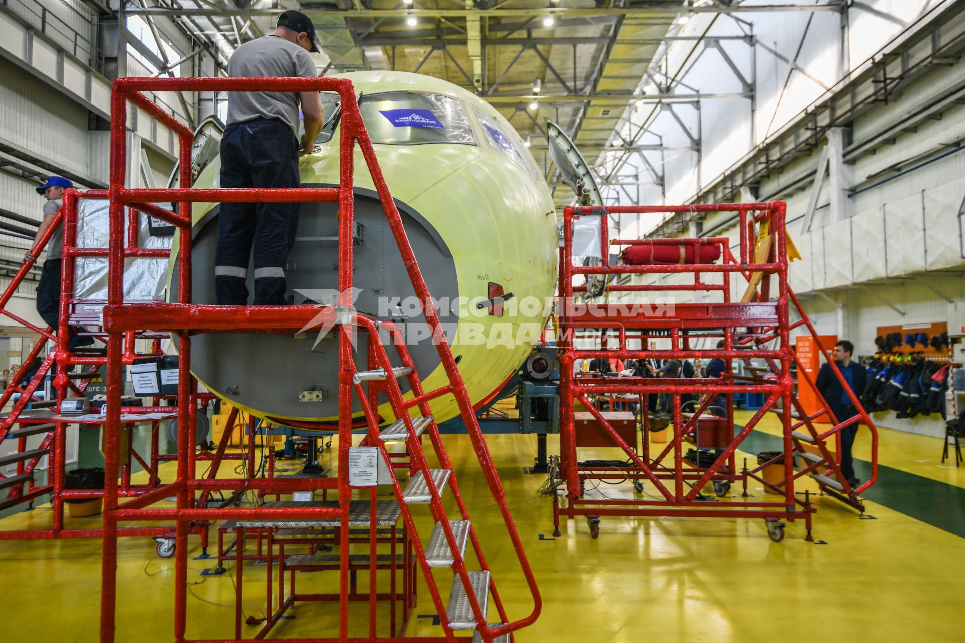 Комсомольск-на-Амуре. Самолет Сухой Суперджет (Sukhoi Superjet-100)  в сборочном цехе филиала ПАО `Компания `Сухой`КнААЗ имени Ю.А.Гагарина.