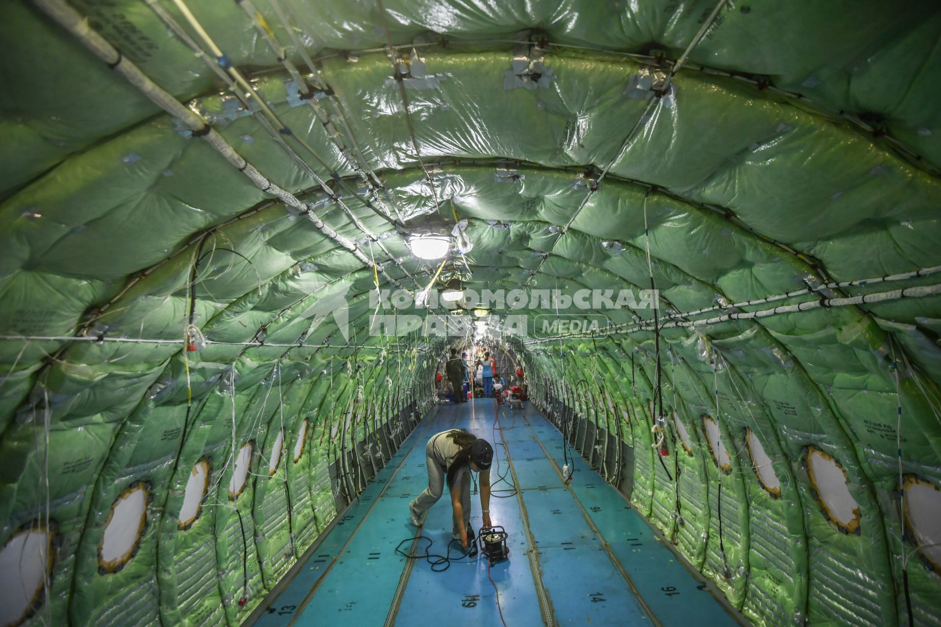 Комсомольск-на-Амуре. Сборка самолета Сухой Суперджет (Sukhoi Superjet-100 )  в сборочном цехе филиала ПАО `Компания `Сухой`КнААЗ имени Ю.А.Гагарина.