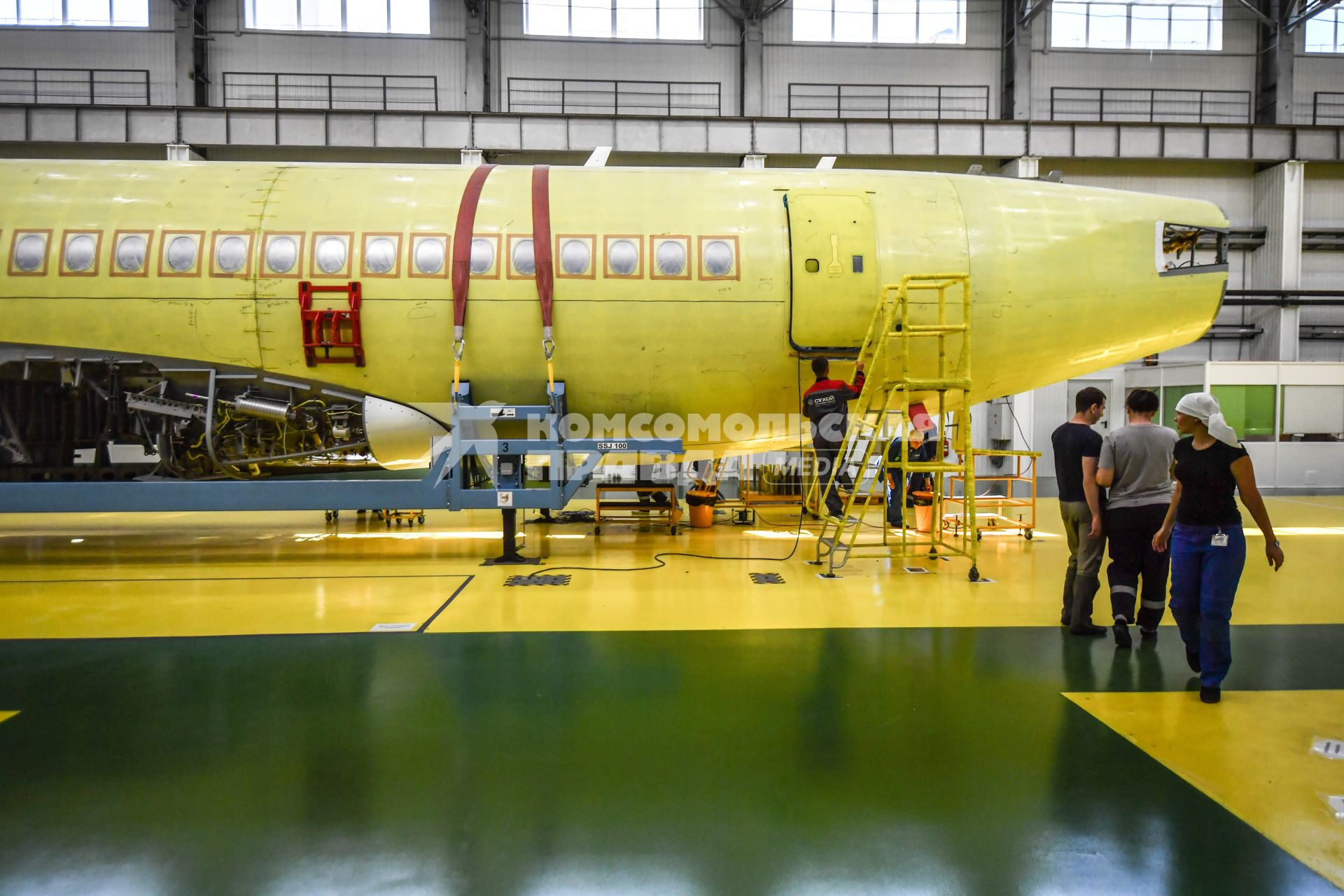 Комсомольск-на-Амуре. Самолет Сухой Суперджет (Sukhoi Superjet-100)  в сборочном цехе филиала ПАО `Компания `Сухой`КнААЗ имени Ю.А.Гагарина.