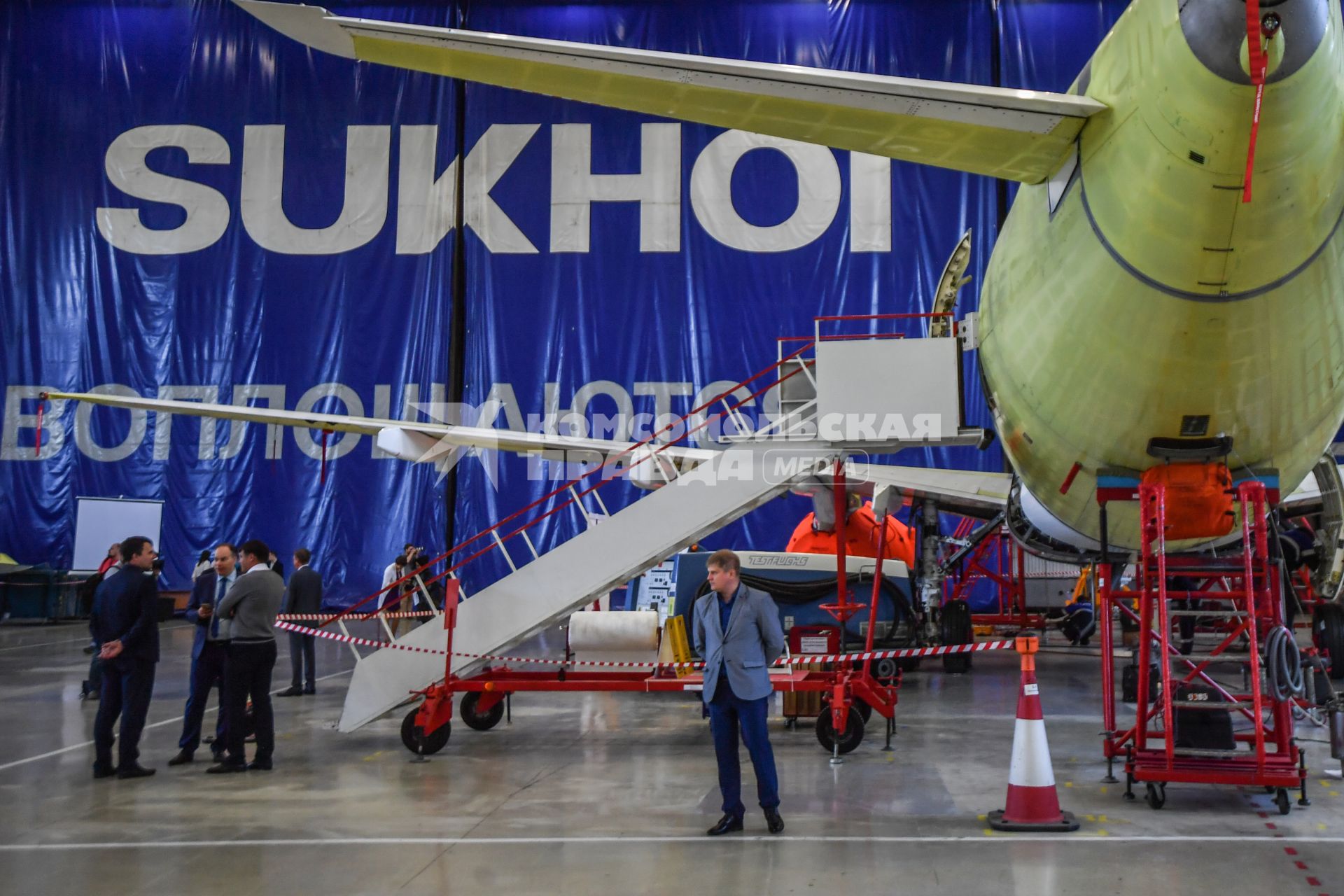 Комсомольск-на-Амуре. Самолет Сухой Суперджет (Sukhoi Superjet-100)  в сборочном цехе филиала ПАО `Компания `Сухой`КнААЗ имени Ю.А.Гагарина.