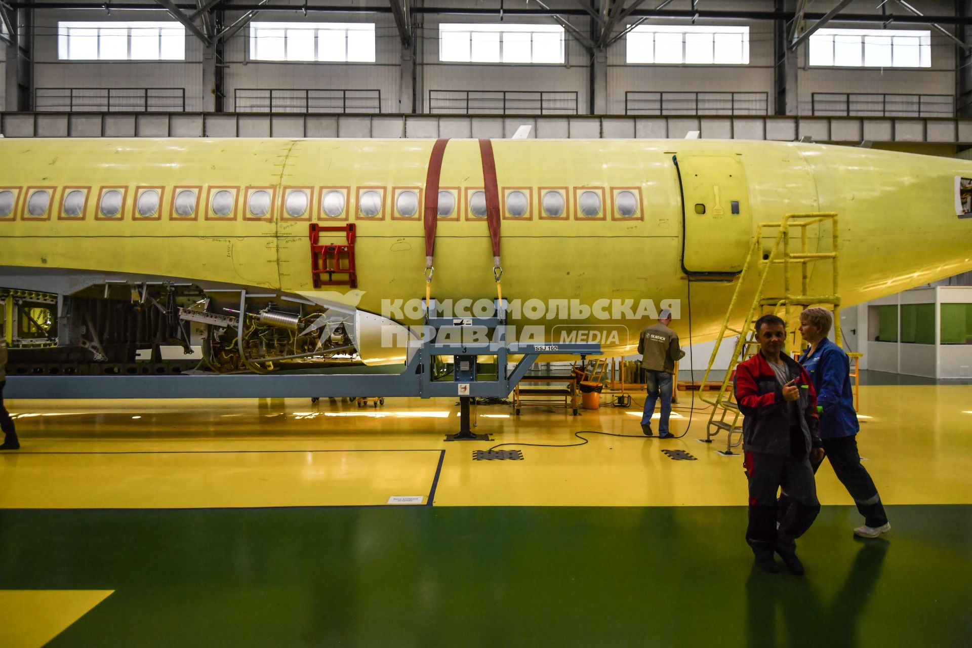 Комсомольск-на-Амуре. Самолет Сухой Суперджет (Sukhoi Superjet-100)  в сборочном цехе филиала ПАО `Компания `Сухой`КнААЗ имени Ю.А.Гагарина.