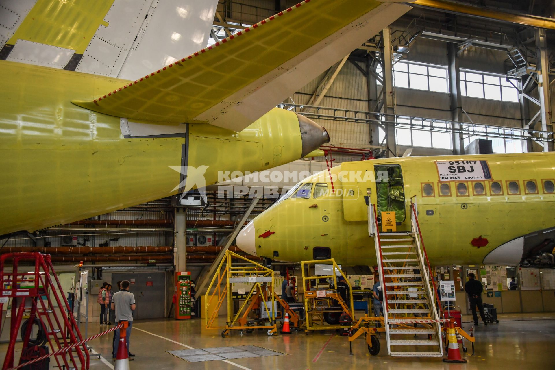 Комсомольск-на-Амуре. Самолет Сухой Суперджет (Sukhoi Superjet-100)  в сборочном цехе филиала ПАО `Компания `Сухой`КнААЗ имени Ю.А.Гагарина.