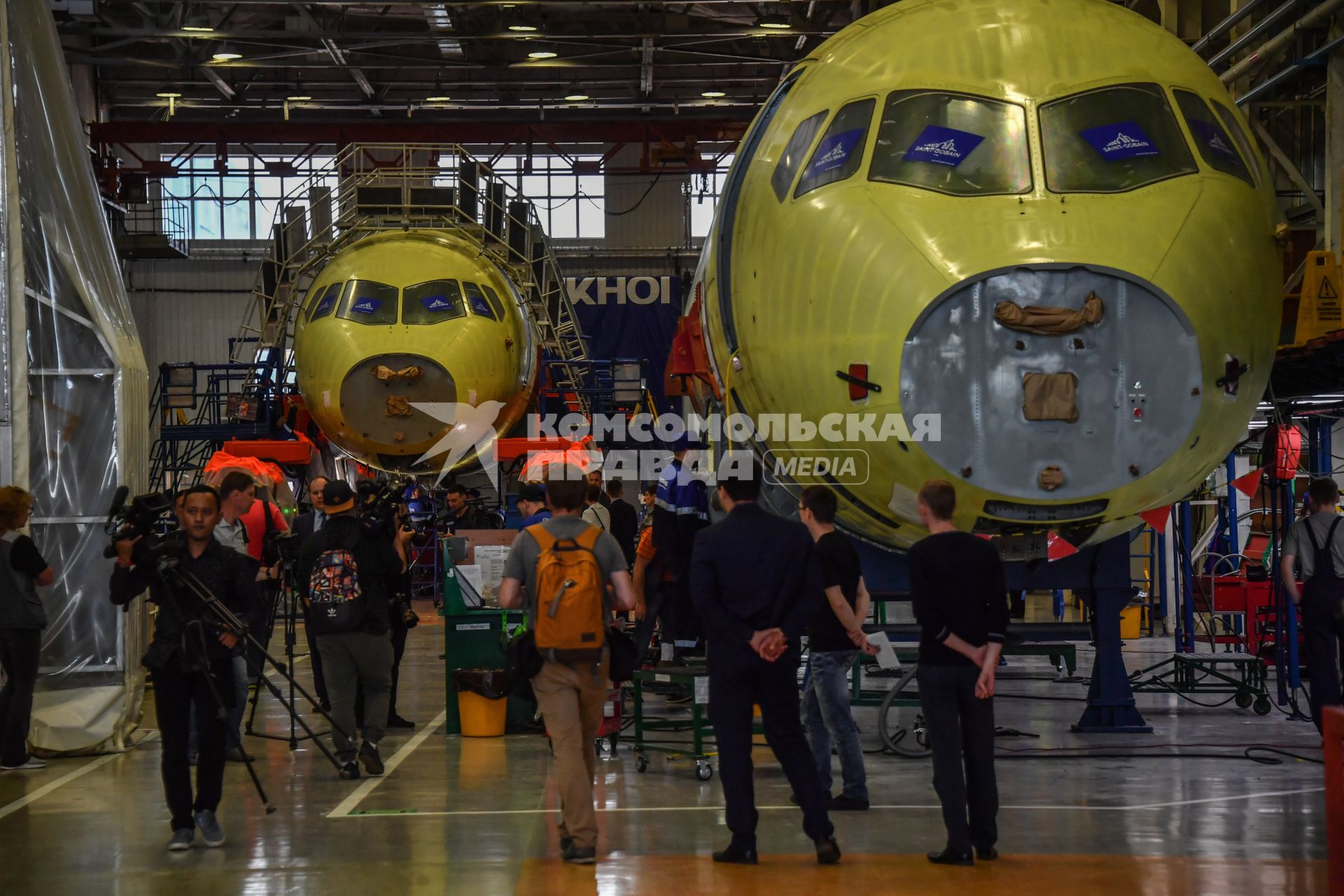 Комсомольск-на-Амуре. Самолет Сухой Суперджет (Sukhoi Superjet-100)  в сборочном цехе филиала ПАО `Компания `Сухой`КнААЗ имени Ю.А.Гагарина.