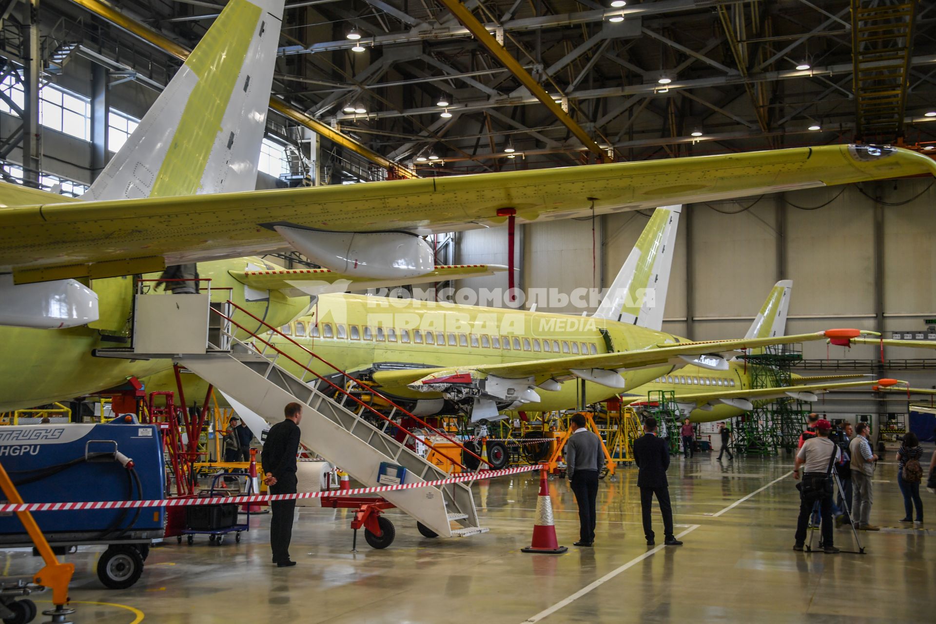 Комсомольск-на-Амуре. Самолет Сухой Суперджет (Sukhoi Superjet-100)  в сборочном цехе филиала ПАО `Компания `Сухой`КнААЗ имени Ю.А.Гагарина.