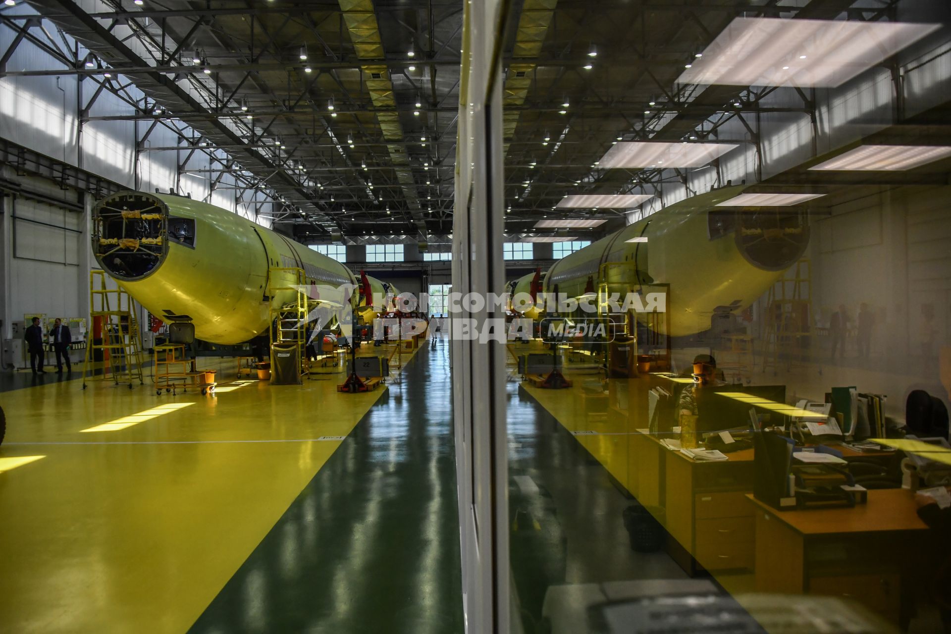 Комсомольск-на-Амуре. Самолет Сухой Суперджет (Sukhoi Superjet-100)  в сборочном цехе филиала ПАО `Компания `Сухой`КнААЗ имени Ю.А.Гагарина.