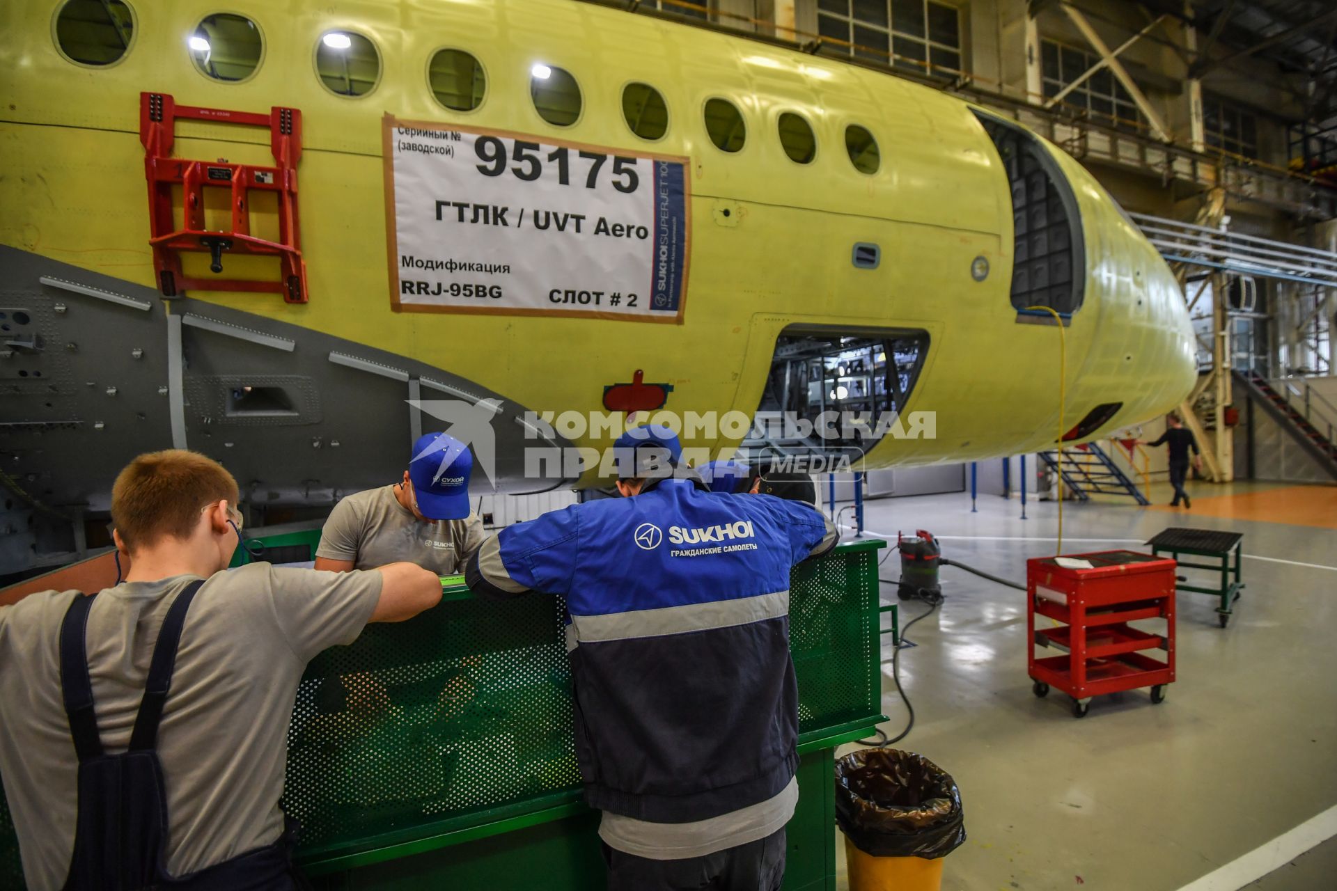 Комсомольск-на-Амуре. Самолет Сухой Суперджет (Sukhoi Superjet-100)  в сборочном цехе филиала ПАО `Компания `Сухой`КнААЗ имени Ю.А.Гагарина.