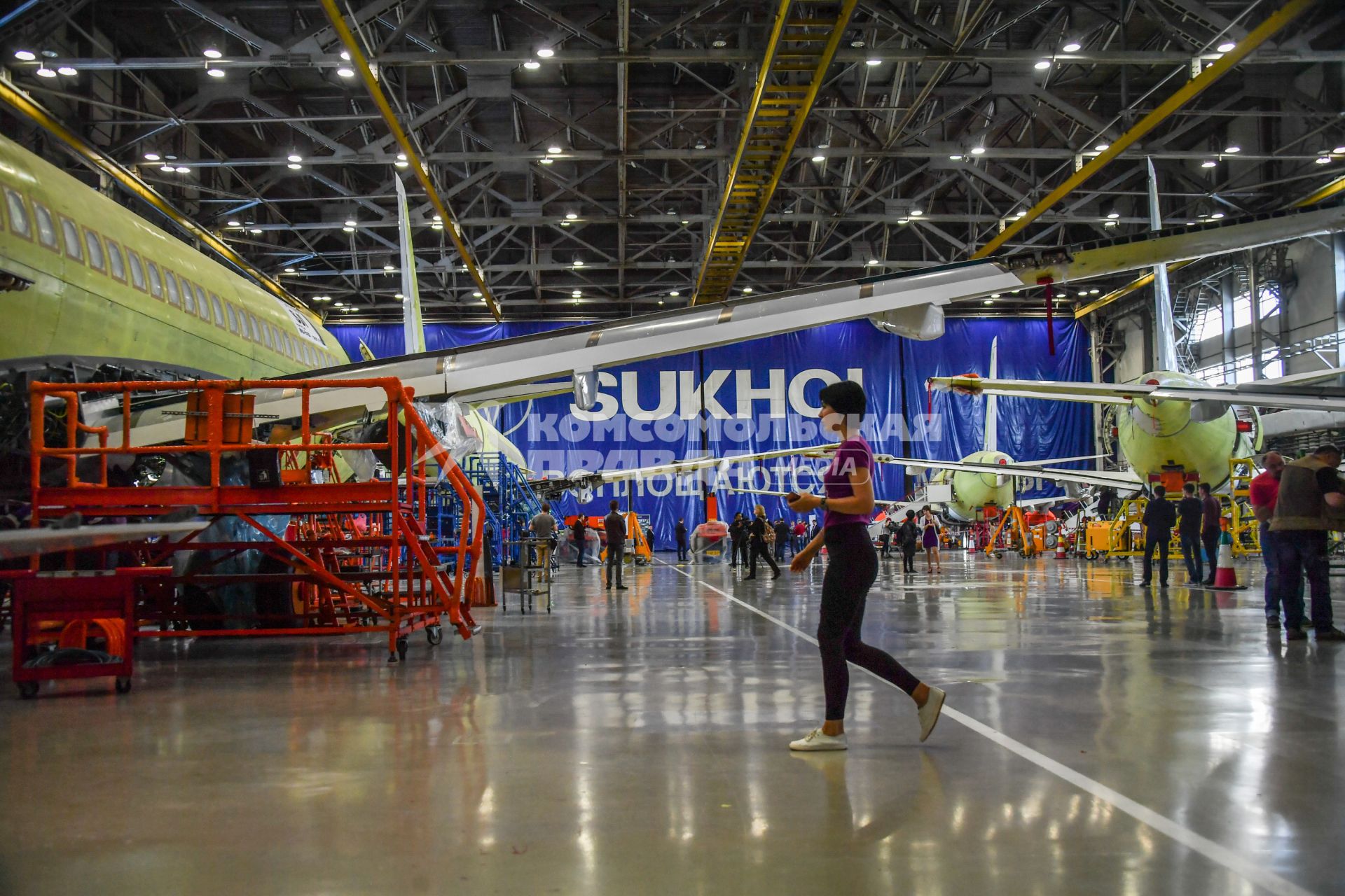 Комсомольск-на-Амуре. Самолет Сухой Суперджет (Sukhoi Superjet-100)  в сборочном цехе филиала ПАО `Компания `Сухой`КнААЗ имени Ю.А.Гагарина.