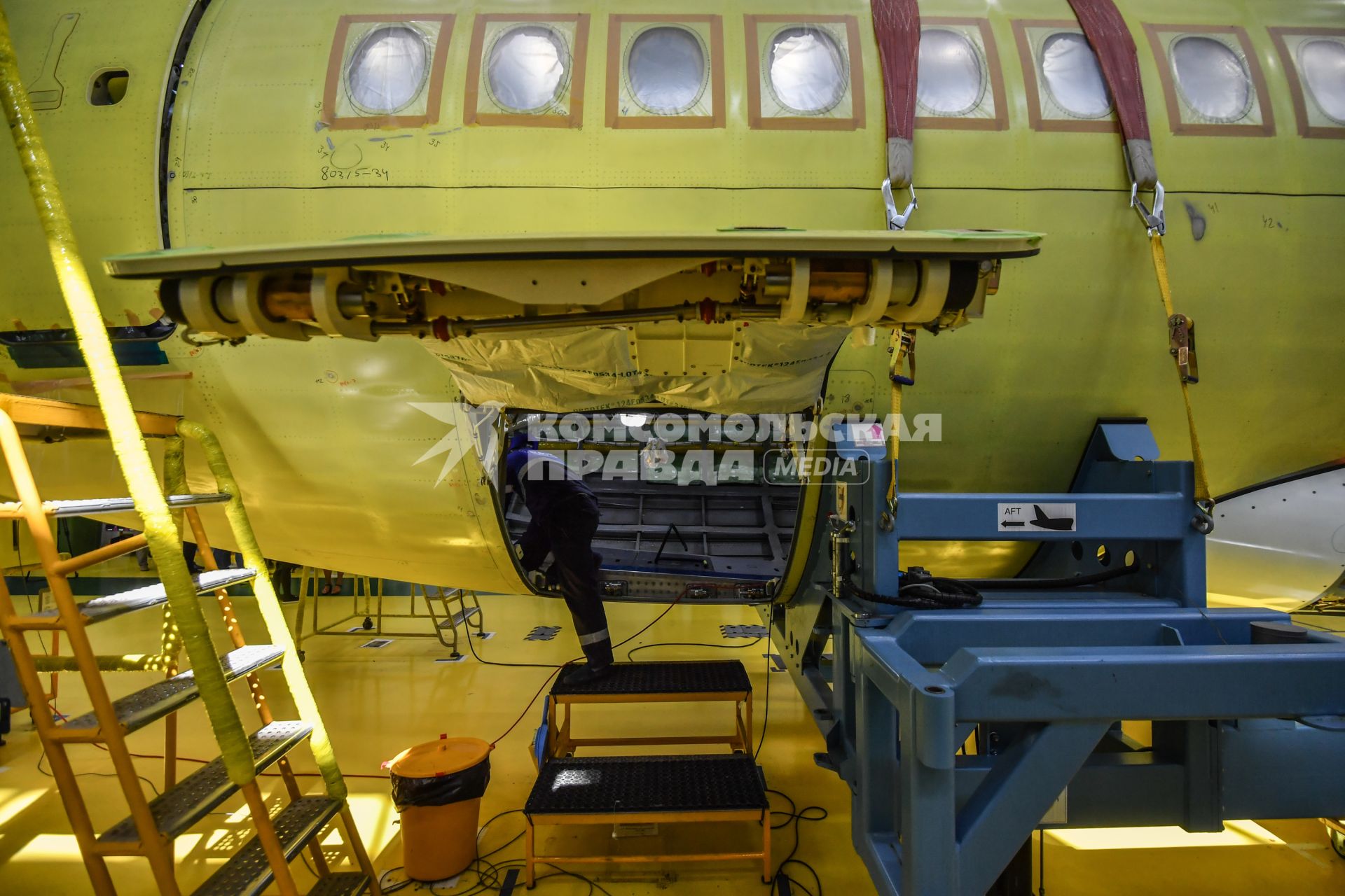 Комсомольск-на-Амуре. Самолет Сухой Суперджет (Sukhoi Superjet-100)  в сборочном цехе филиала ПАО `Компания `Сухой`КнААЗ имени Ю.А.Гагарина.