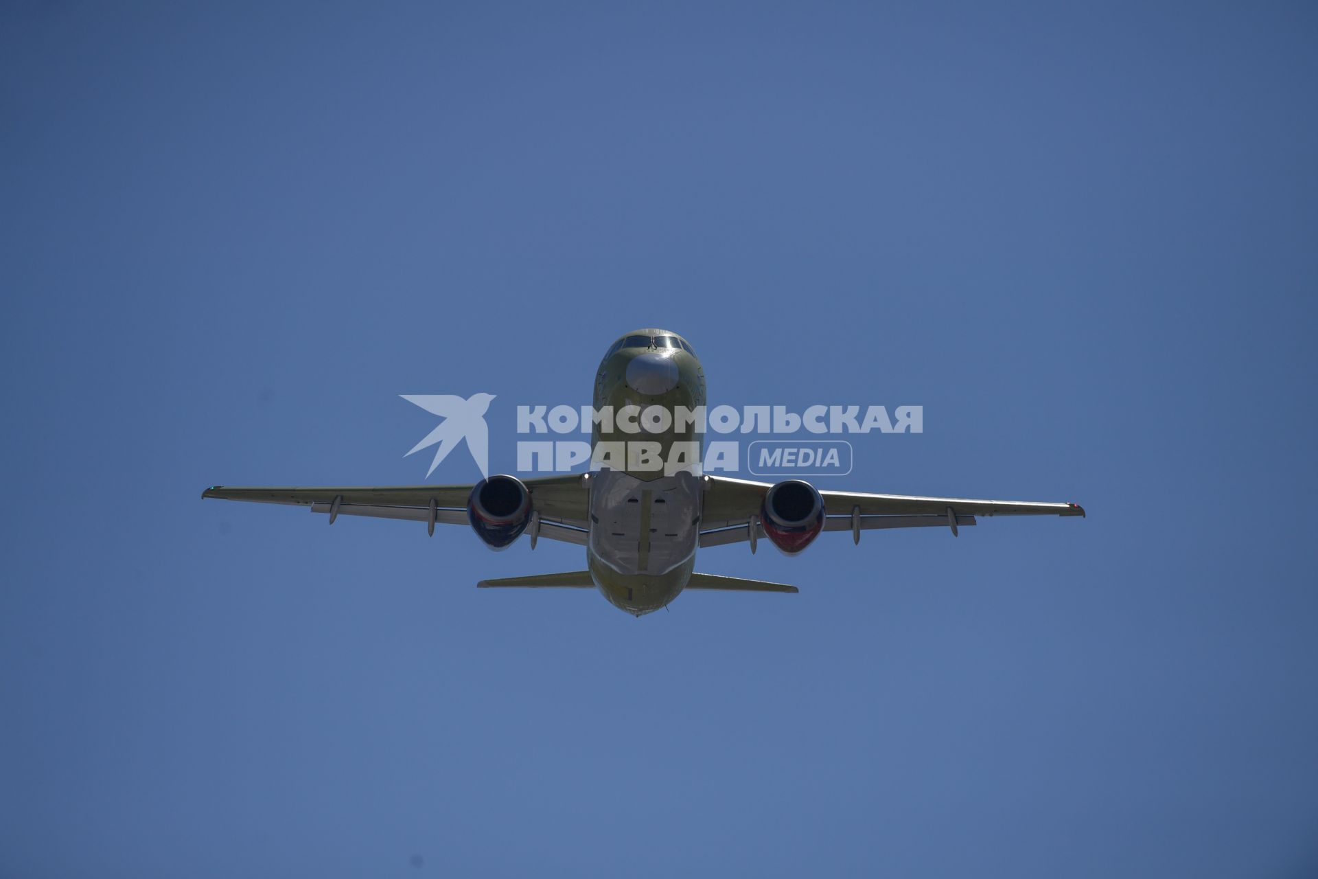 Комсомольск-на-Амуре. Самолет Сухой Суперджет (Sukhoi Superjet-100 )  во время показательного полета над аэродромом филиала ПАО `Компания `Сухой`КнААЗ имени Ю.А.Гагарина.