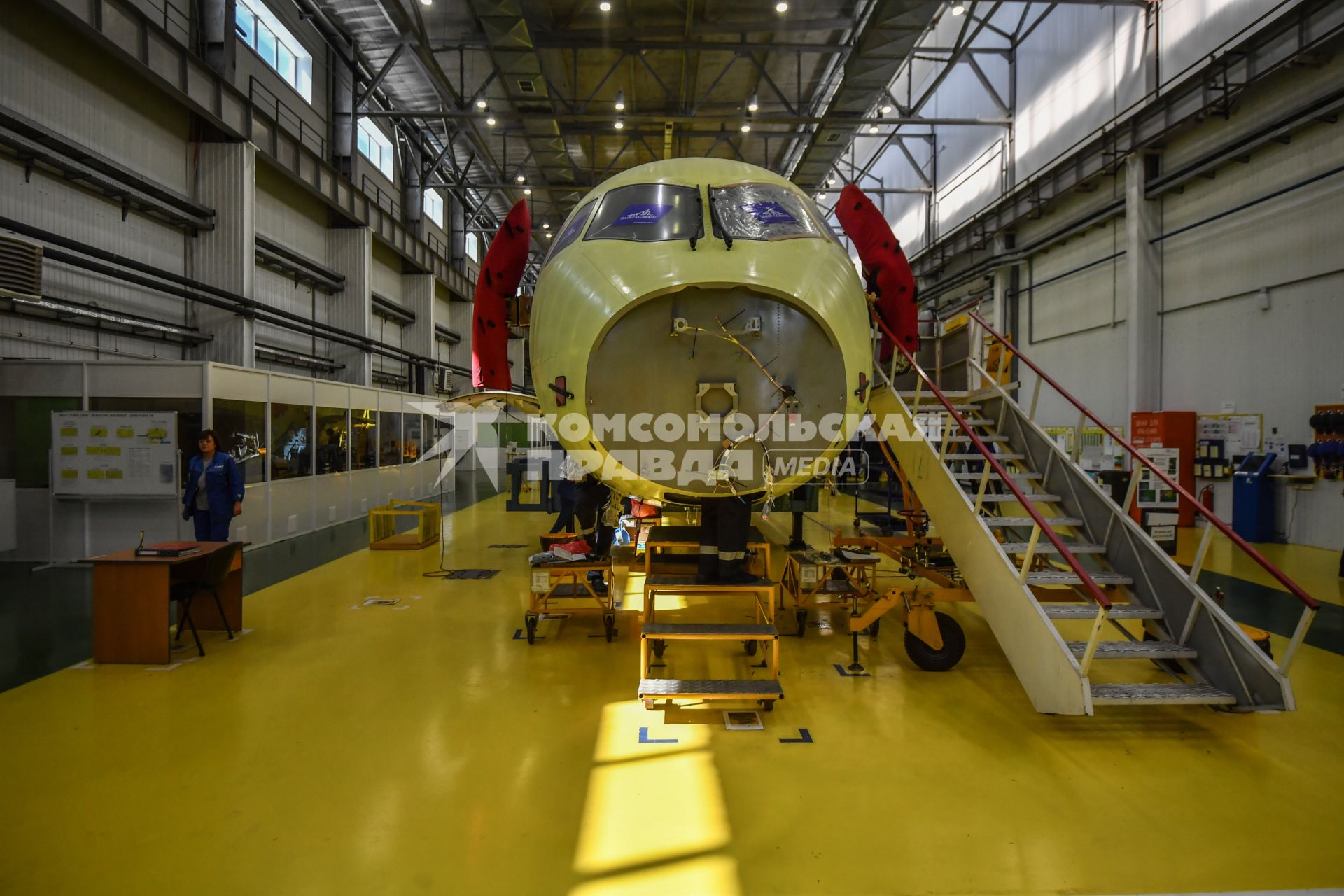 Комсомольск-на-Амуре. Самолет Сухой Суперджет (Sukhoi Superjet-100)  в сборочном цехе филиала ПАО `Компания `Сухой`КнААЗ имени Ю.А.Гагарина.