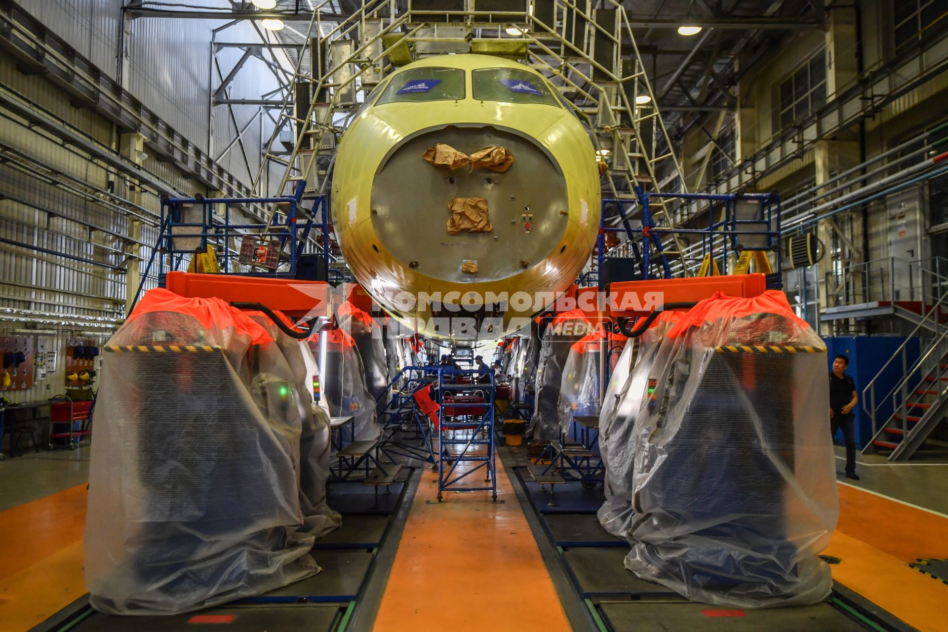 Комсомольск-на-Амуре. Самолет Сухой Суперджет (Sukhoi Superjet-100)  в сборочном цехе филиала ПАО `Компания `Сухой`КнААЗ имени Ю.А.Гагарина.