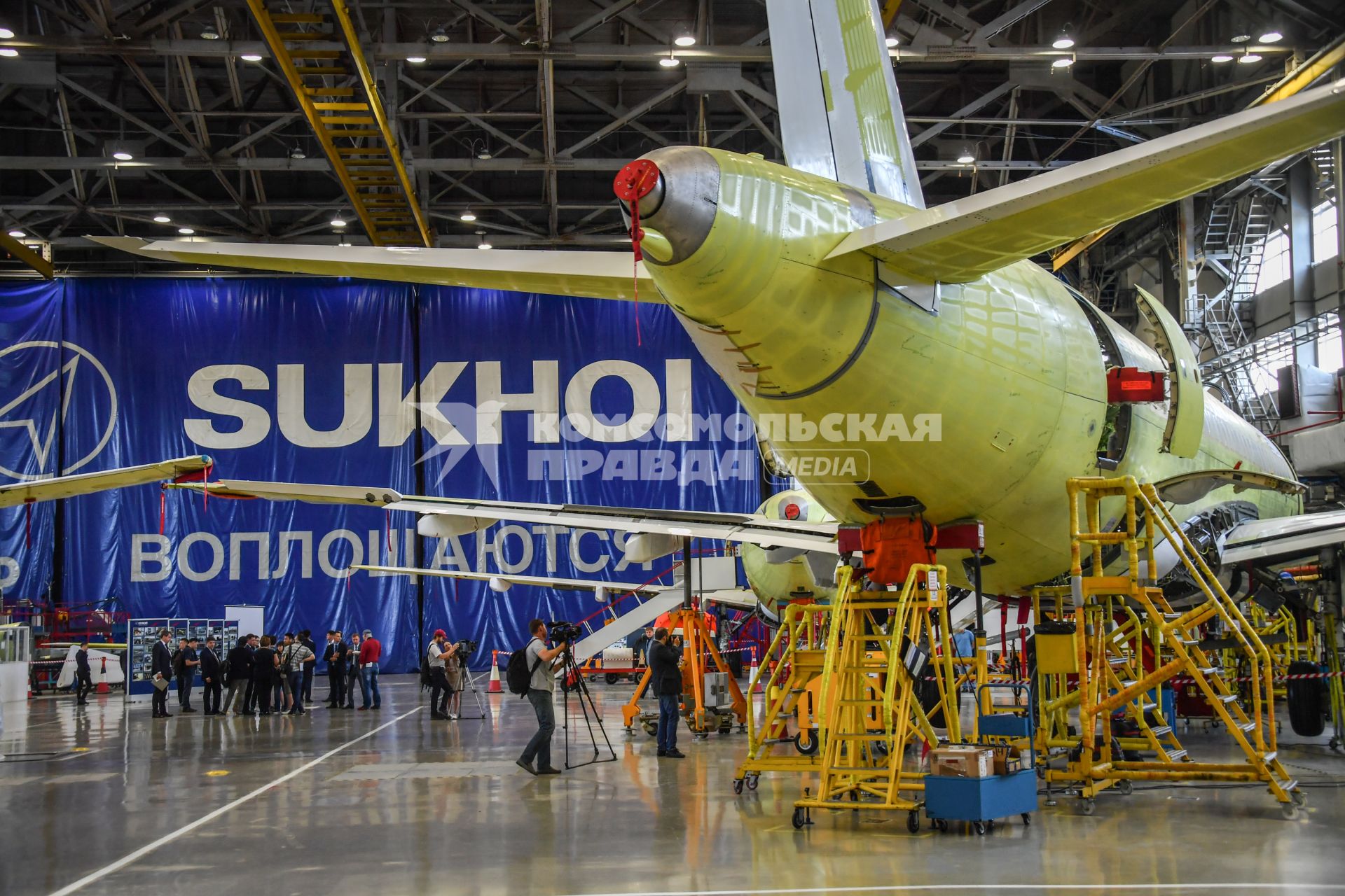 Комсомольск-на-Амуре. Самолет Сухой Суперджет (Sukhoi Superjet-100)  в сборочном цехе филиала ПАО `Компания `Сухой`КнААЗ имени Ю.А.Гагарина.