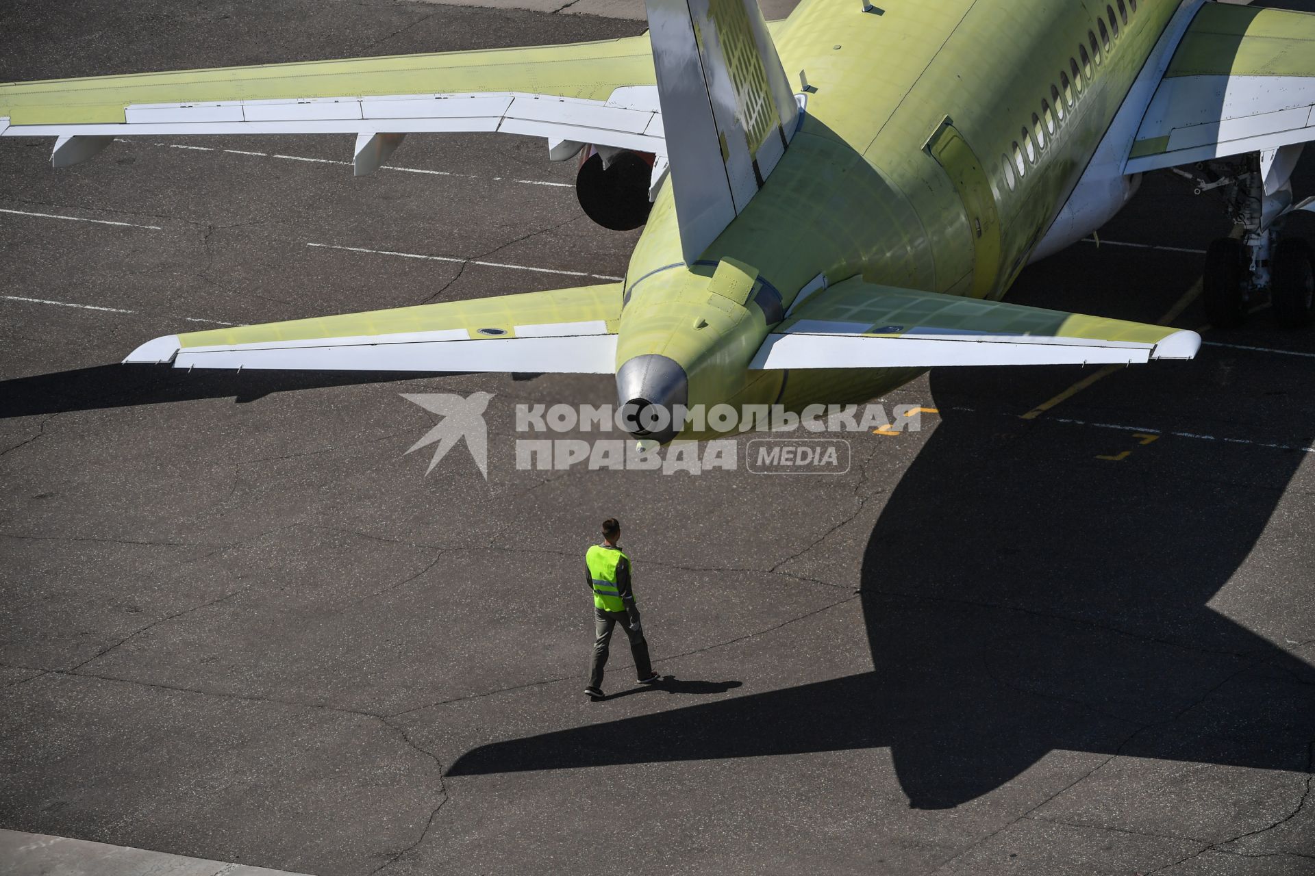 Комсомольск-на-Амуре. Самолет Сухой Суперджет (Sukhoi Superjet-100)  на аэродроме филиала ПАО `Компания `Сухой`КнААЗ имени Ю.А.Гагарина .