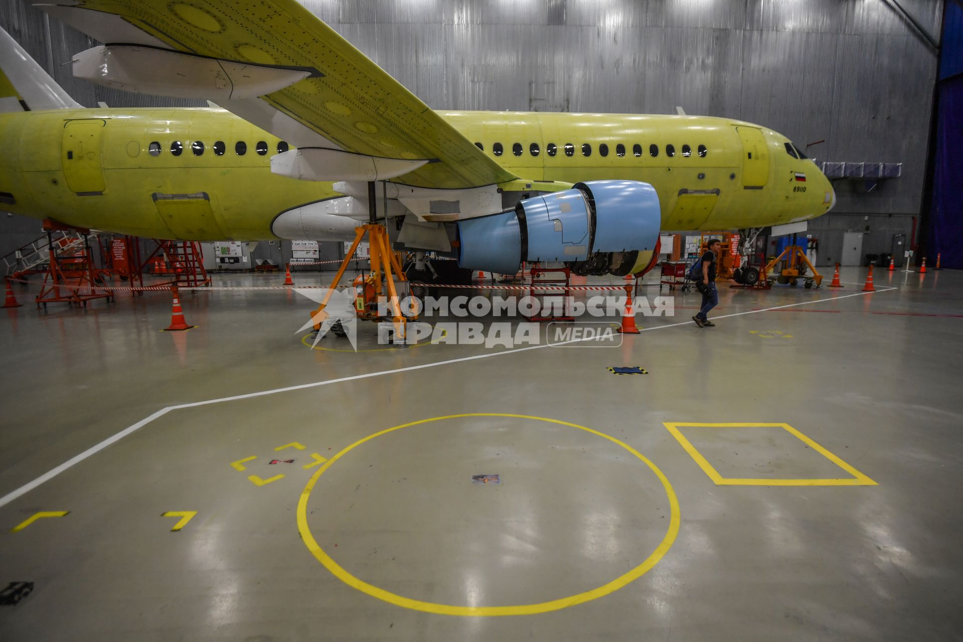 Комсомольск-на-Амуре. Сборка самолетов Сухой Суперджет (Sukhoi Superjet-100)  в сборочном цехе филиала ПАО `Компания `Сухой`КнААЗ имени Ю.А.Гагарина.