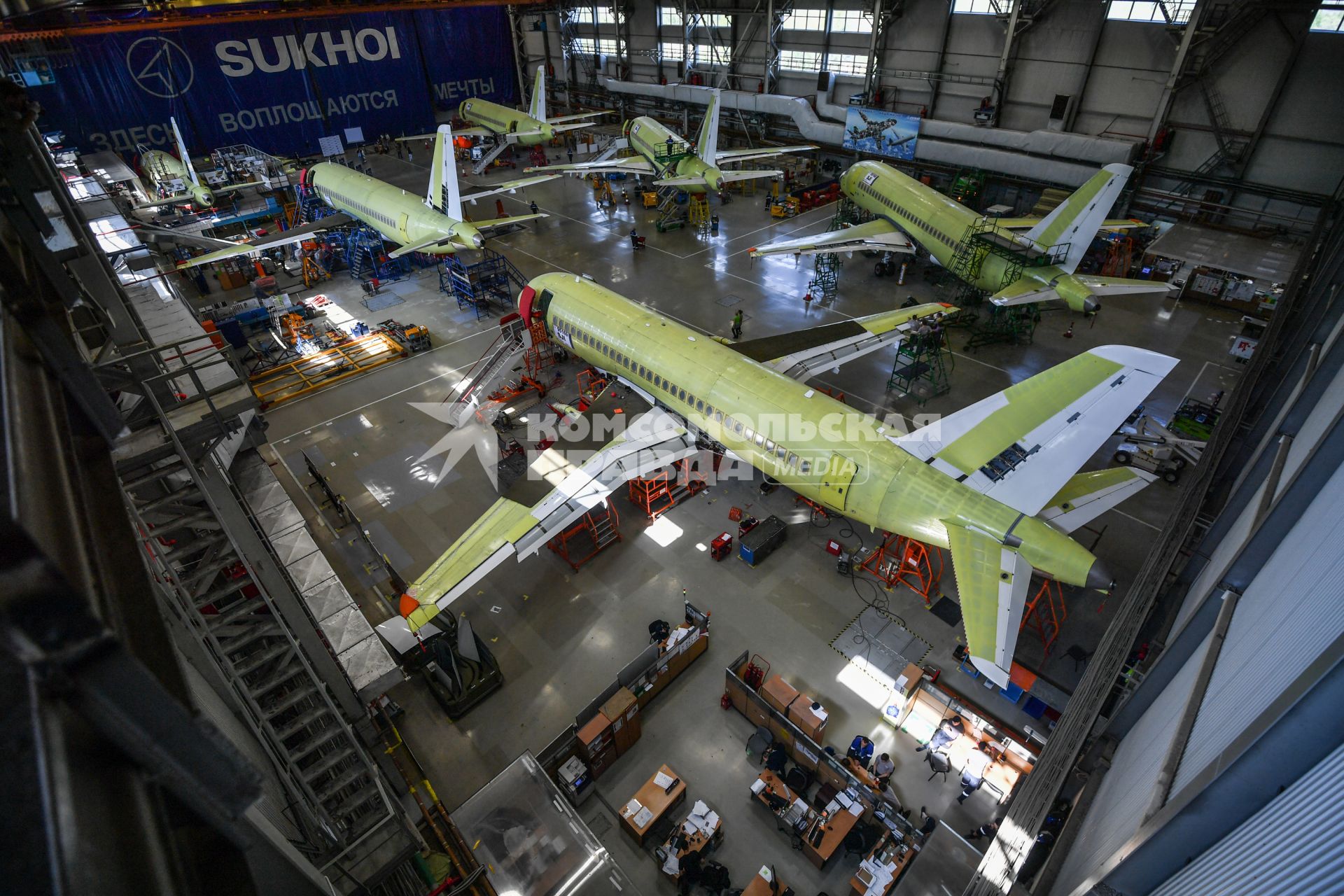 Комсомольск-на-Амуре. Сборка самолетов Сухой Суперджет (Sukhoi Superjet-100)  в сборочном цехе филиала ПАО `Компания `Сухой`КнААЗ имени Ю.А.Гагарина.