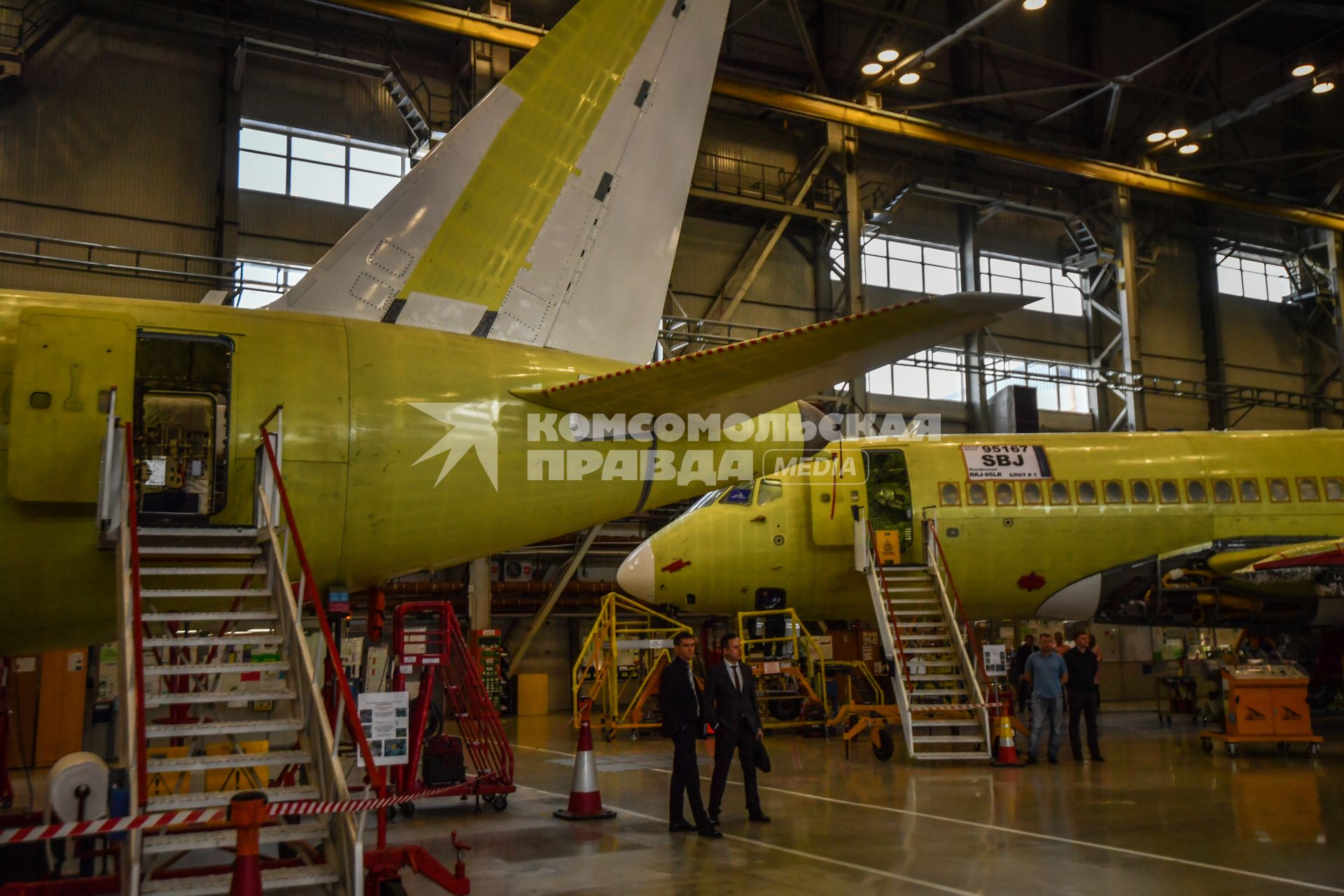 Комсомольск-на-Амуре. Сборка самолетов Сухой Суперджет (Sukhoi Superjet-100)  в сборочном цехе филиала ПАО `Компания `Сухой`КнААЗ имени Ю.А.Гагарина.