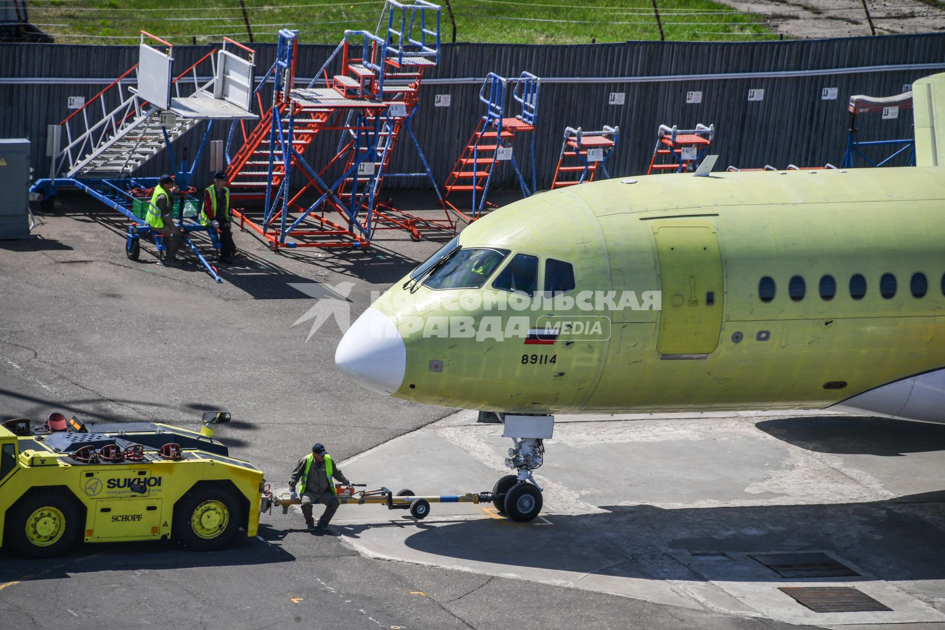 Комсомольск-на-Амуре. Самолет Сухой Суперджет (Sukhoi Superjet-100)  на аэродроме филиала ПАО `Компания `Сухой`КнААЗ имени Ю.А.Гагарина .