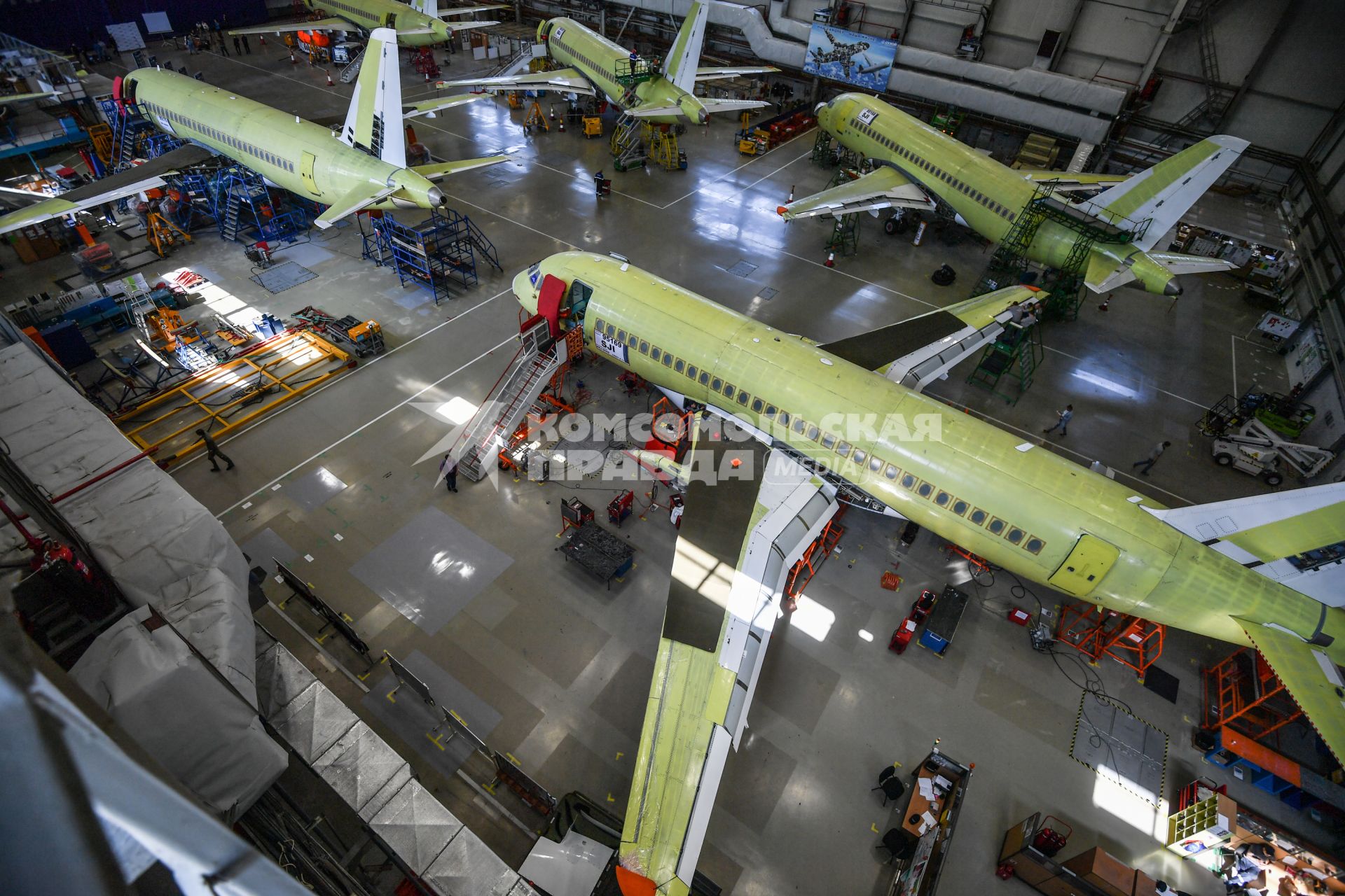 Комсомольск-на-Амуре. Сборка самолетов Сухой Суперджет (Sukhoi Superjet-100)  в сборочном цехе филиала ПАО `Компания `Сухой`КнААЗ имени Ю.А.Гагарина.