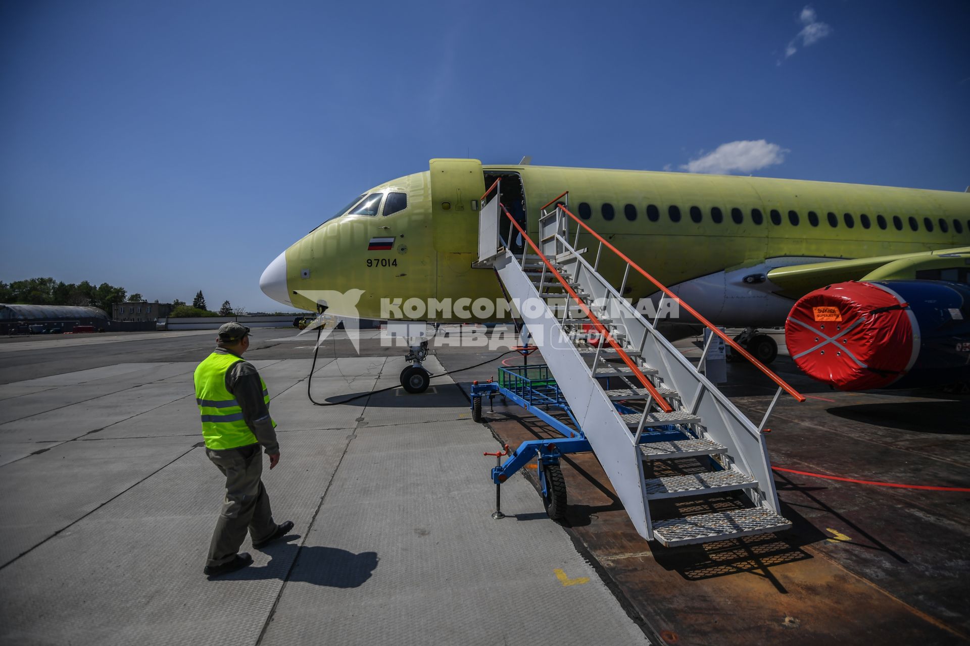 Комсомольск-на-Амуре. Самолет Сухой Суперджет (Sukhoi Superjet-100)  на аэродроме филиала ПАО `Компания `Сухой`КнААЗ имени Ю.А.Гагарина перед перед показательным полетом.