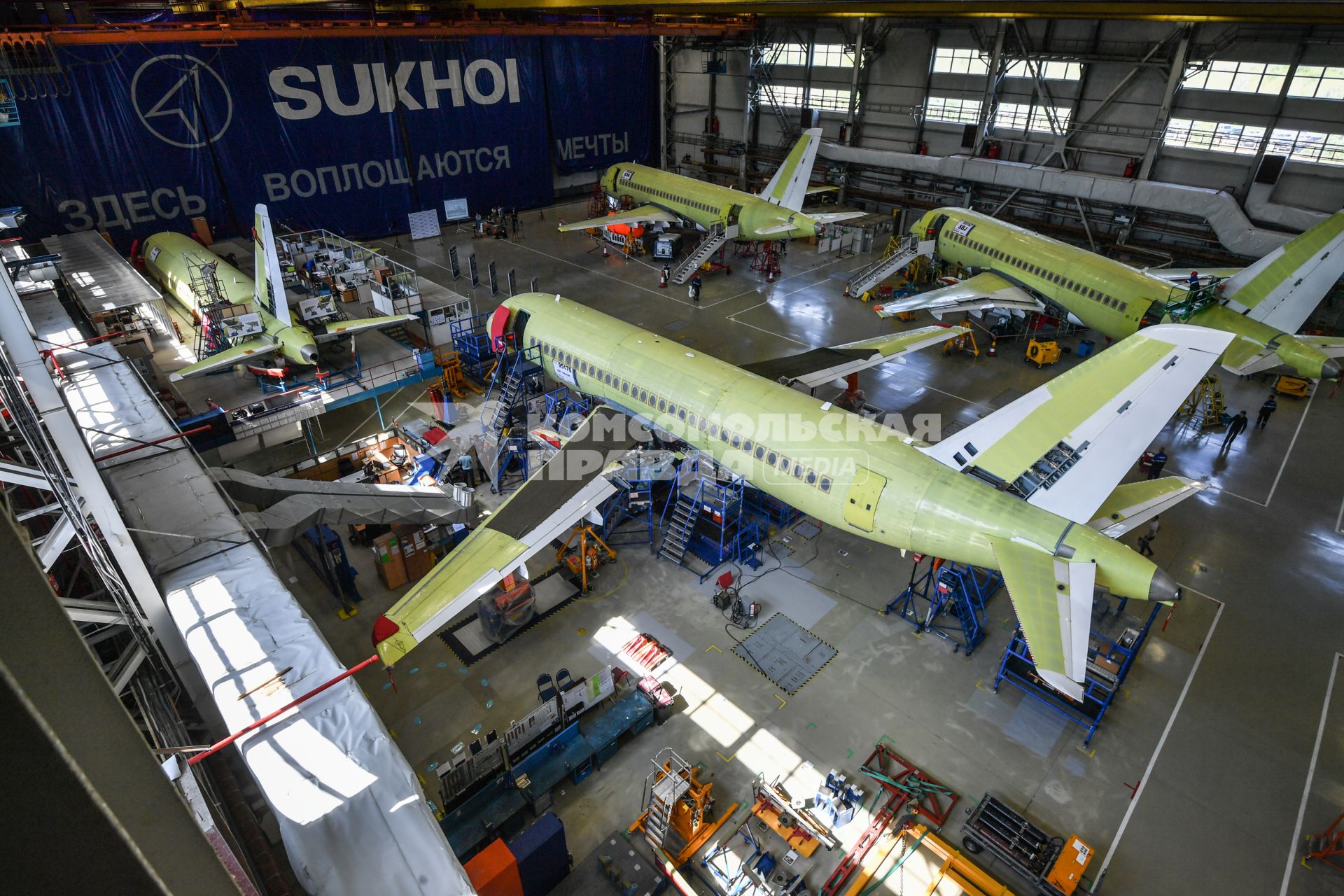 Комсомольск-на-Амуре. Сборка самолетов Сухой Суперджет (Sukhoi Superjet-100)  в сборочном цехе филиала ПАО `Компания `Сухой`КнААЗ имени Ю.А.Гагарина.