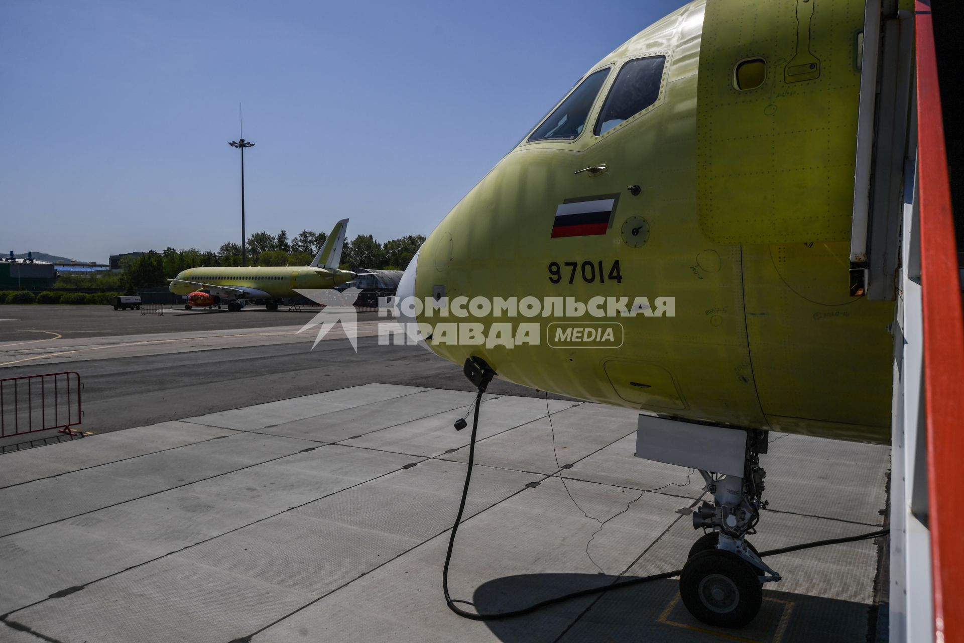 Комсомольск-на-Амуре. Самолет Сухой Суперджет (Sukhoi Superjet-100)  на аэродроме филиала ПАО `Компания `Сухой`КнААЗ имени Ю.А.Гагарина перед перед показательным полетом.