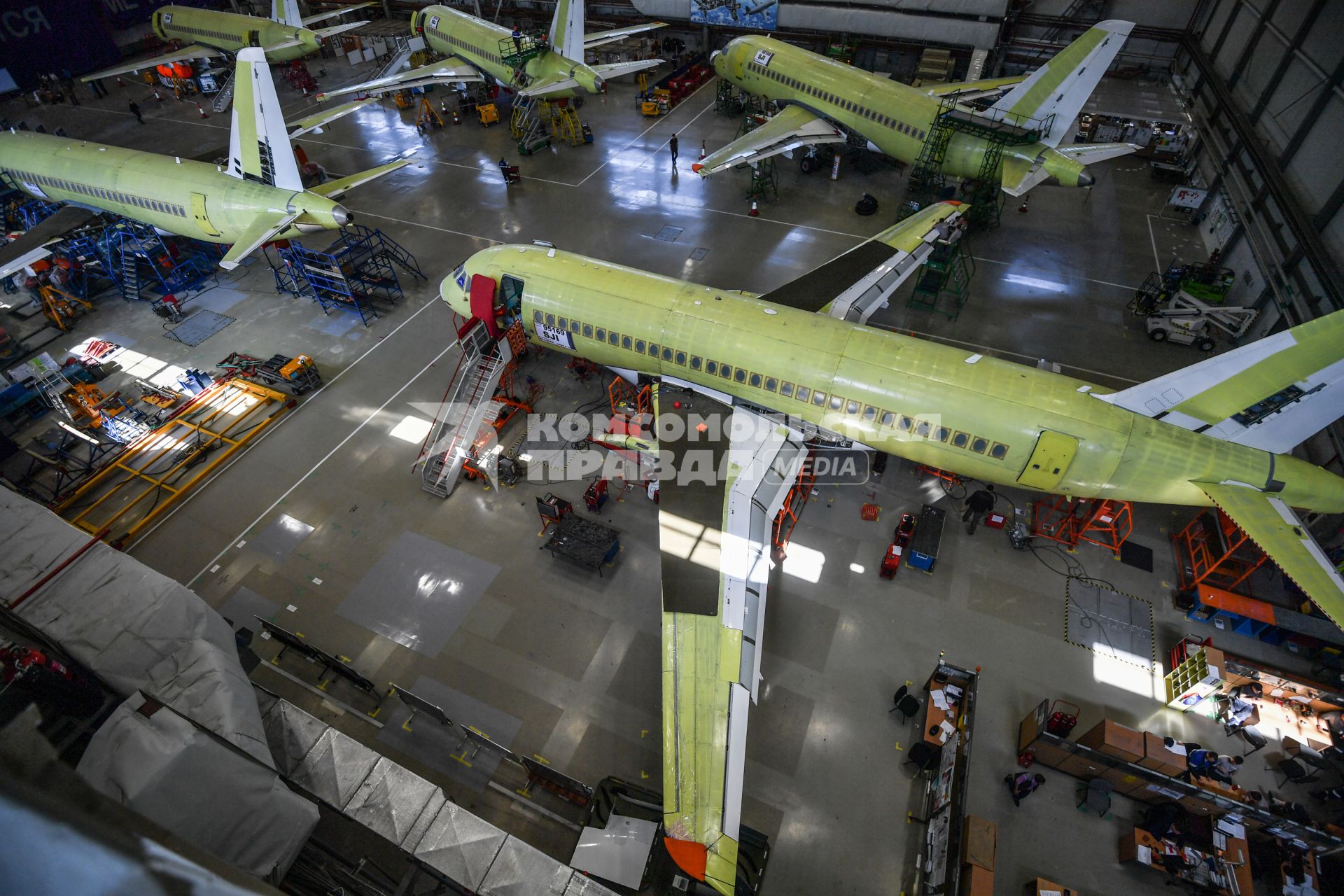 Комсомольск-на-Амуре. Сборка самолетов Сухой Суперджет (Sukhoi Superjet-100)  в сборочном цехе филиала ПАО `Компания `Сухой`КнААЗ имени Ю.А.Гагарина.