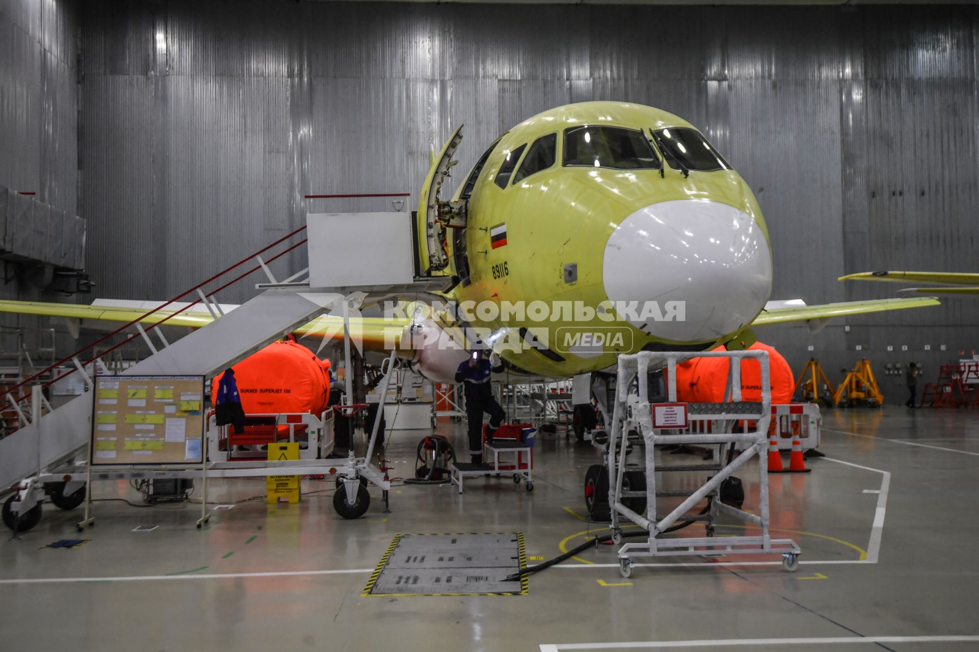 Комсомольск-на-Амуре. Сборка самолетов Сухой Суперджет (Sukhoi Superjet-100)  в сборочном цехе филиала ПАО `Компания `Сухой`КнААЗ имени Ю.А.Гагарина.