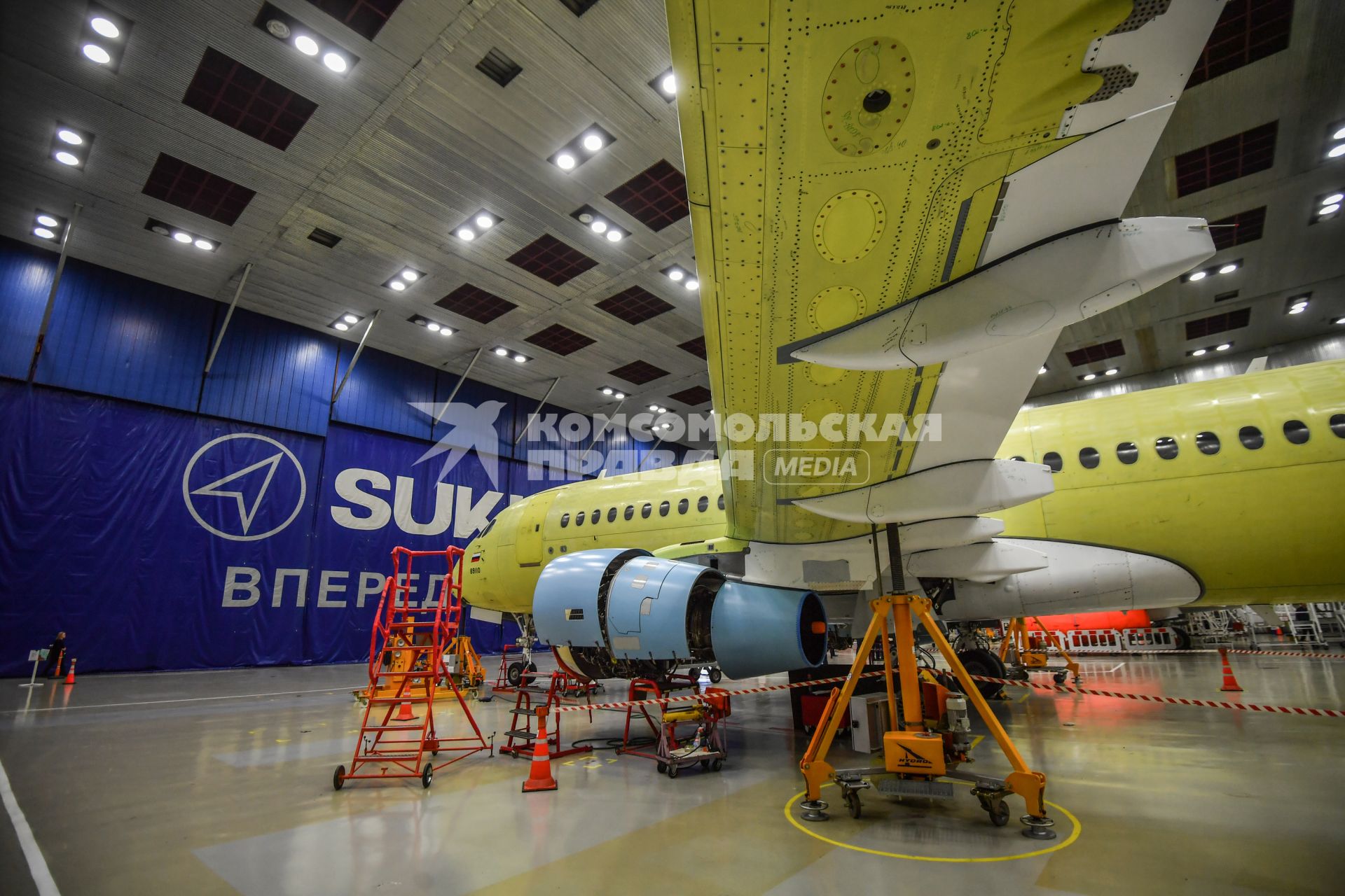 Комсомольск-на-Амуре. Сборка самолетов Сухой Суперджет (Sukhoi Superjet-100)  в сборочном цехе филиала ПАО `Компания `Сухой`КнААЗ имени Ю.А.Гагарина.