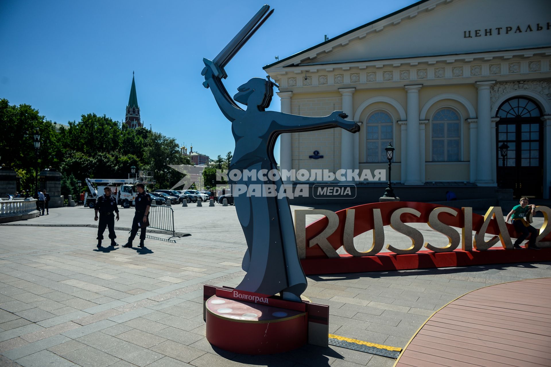 Москва. Арт-объекты, установленные к чемпионату мира по футболу 2018, на Манежной площади.