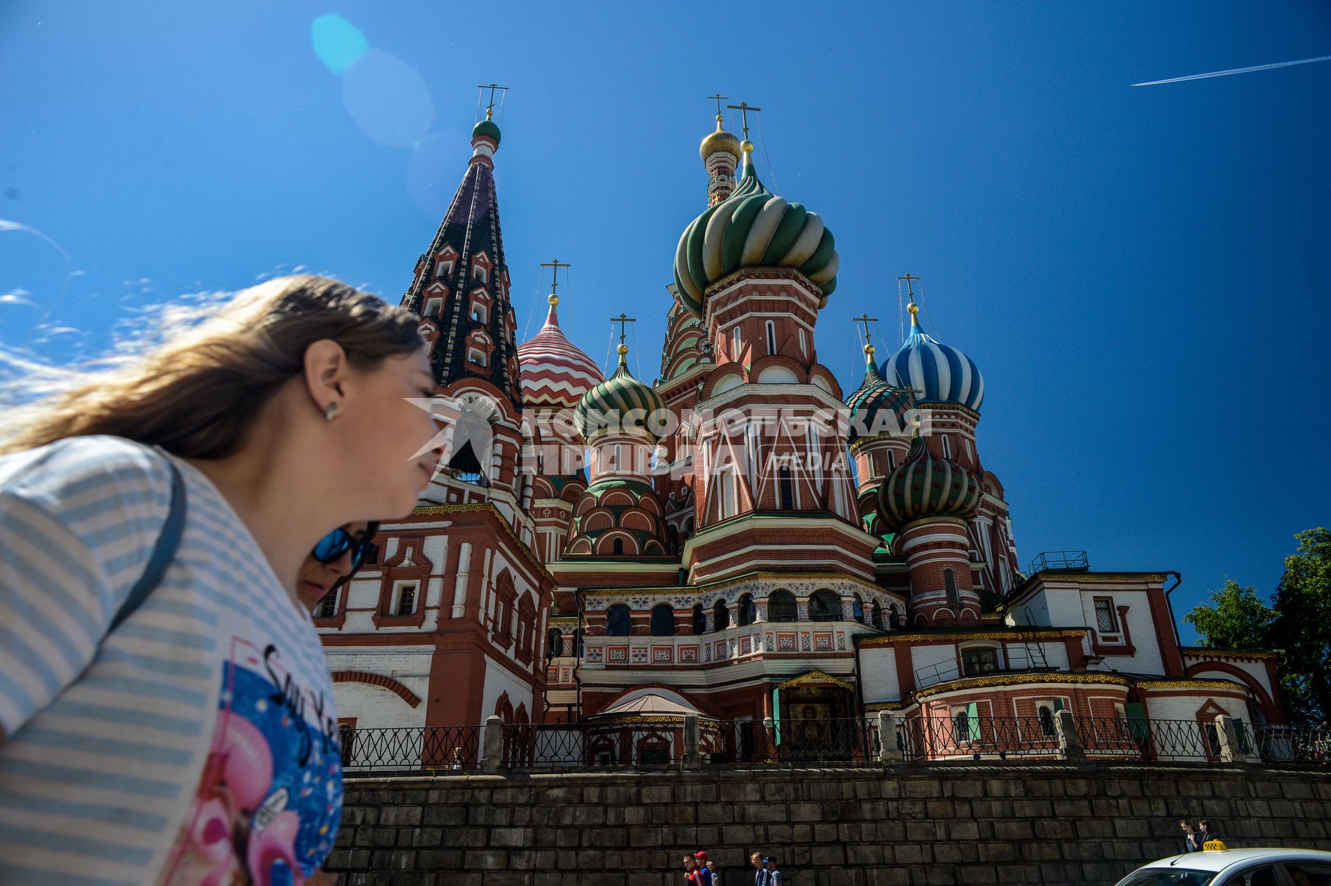 Москва.  Девушка у храма Василия Блаженного.