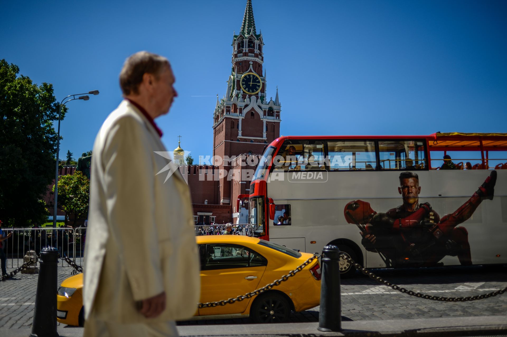 Москва.   Двухэтажный туристический автобус на Красной площади.