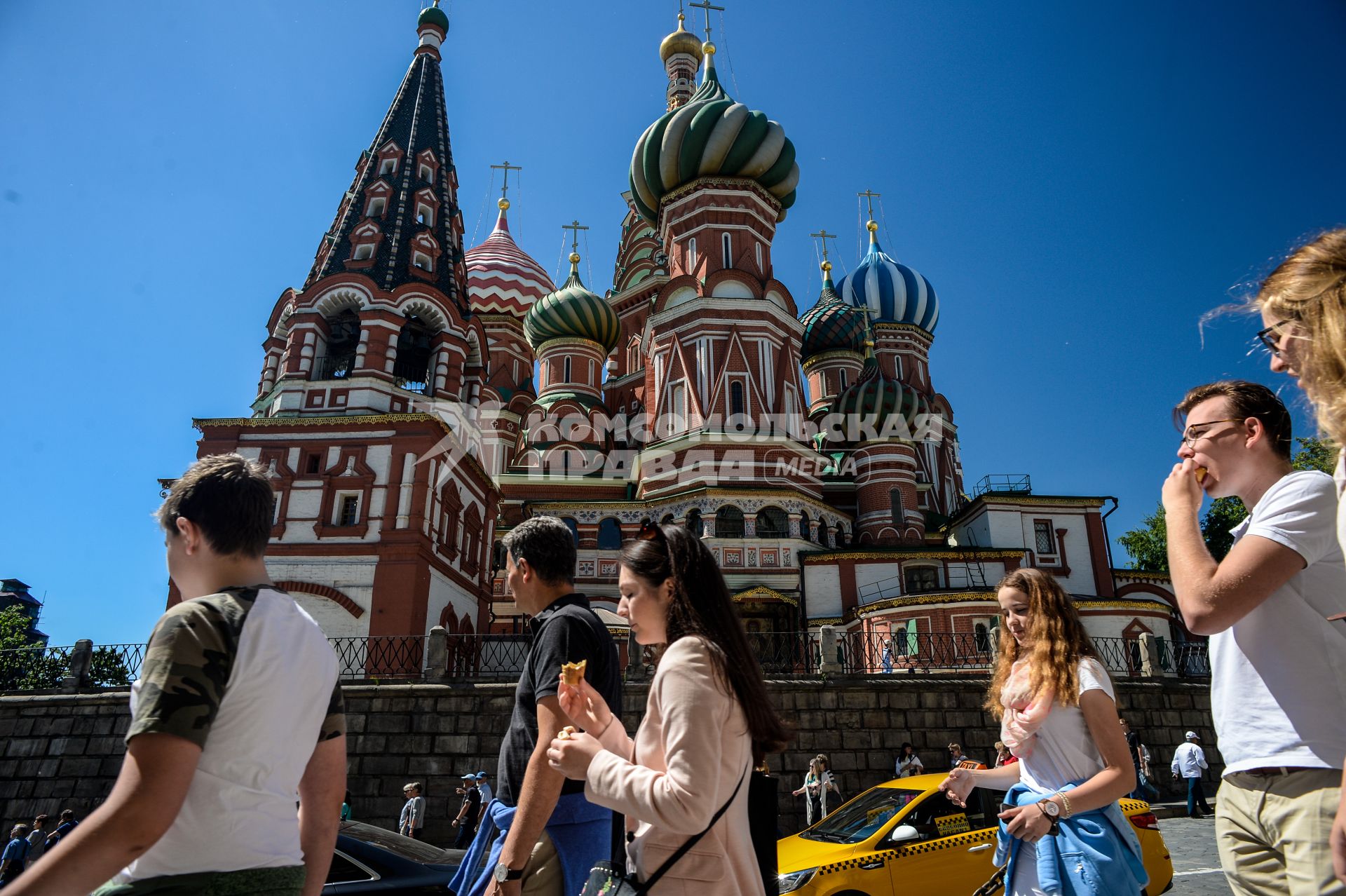 Москва. Молодые люди у храма Василия Блаженного.