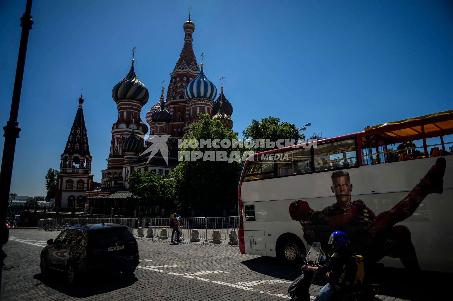 Москва.   Двухэтажный туристический автобус на Красной площади.